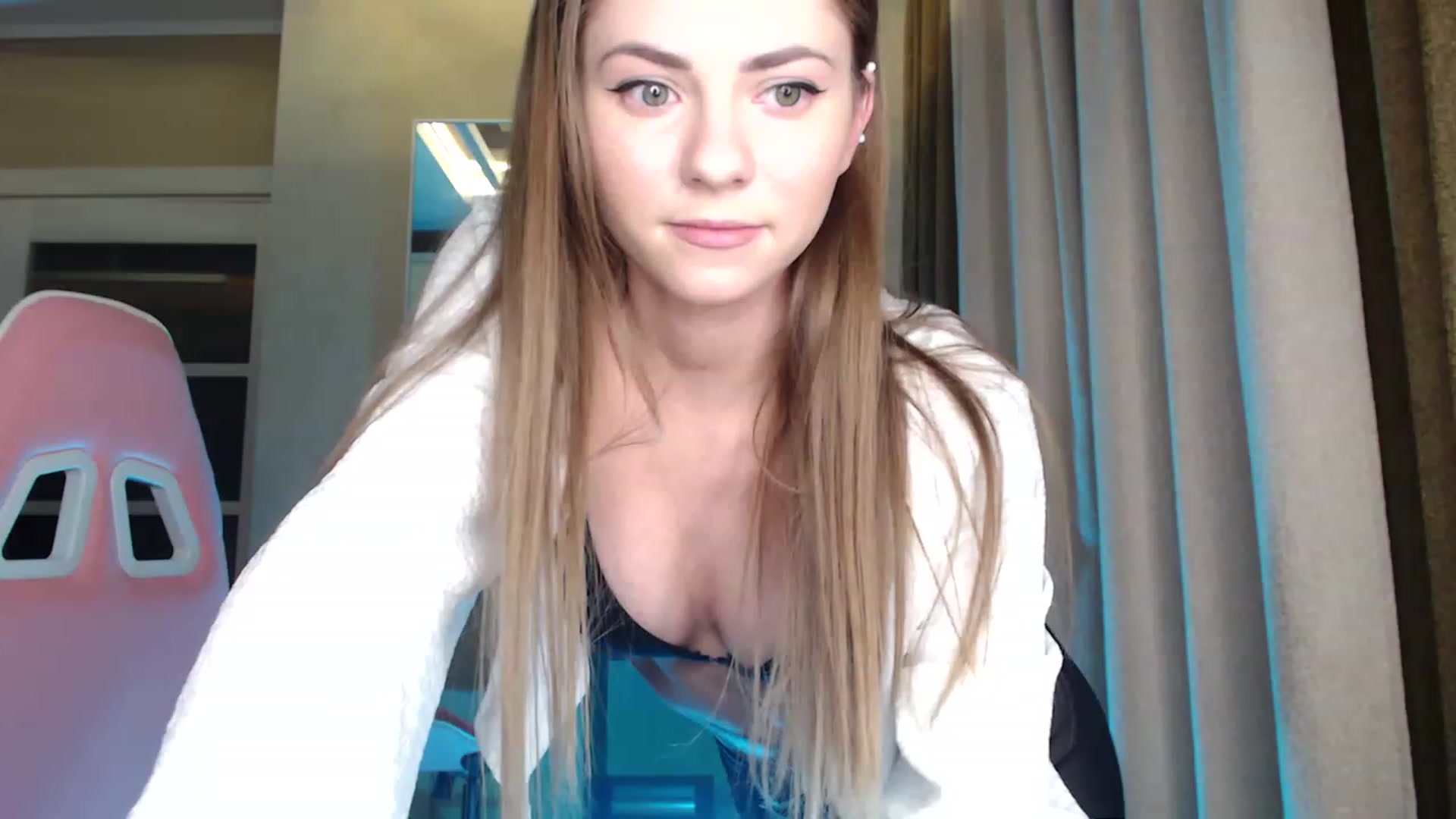 Gallery image thumbnail from VanillaAis_'s myfreecams stream on, 03/16/2023, 21:40 image 14 of 20