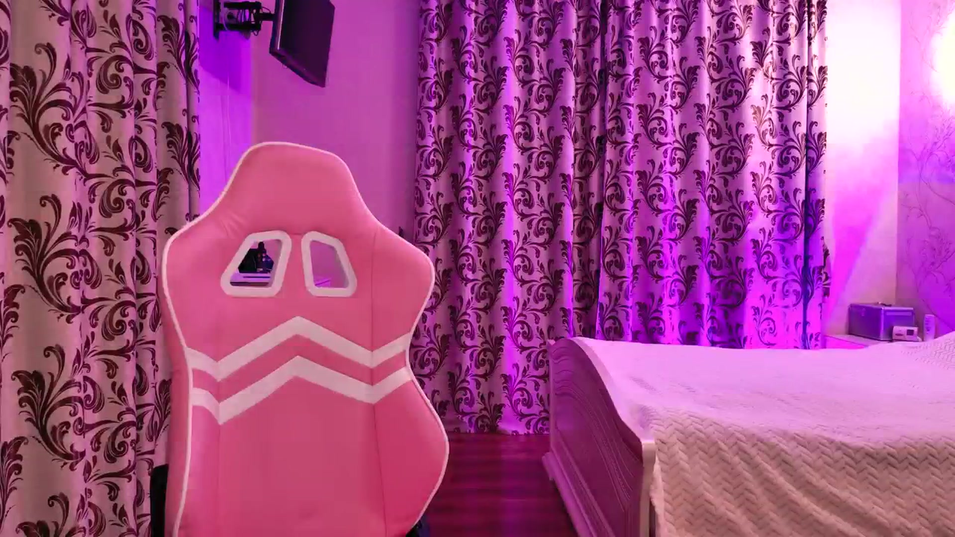 Gallery image thumbnail from VanillaAis_'s myfreecams stream on, 08/14/2024, 18:29 image 16 of 20