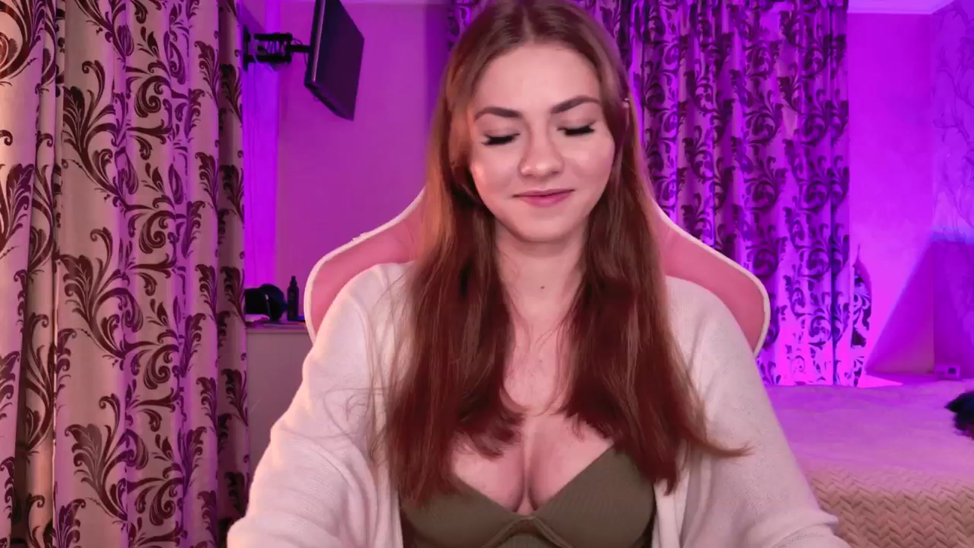 Gallery image thumbnail from VanillaAis_'s myfreecams stream on, 09/19/2024, 18:11 image 14 of 20