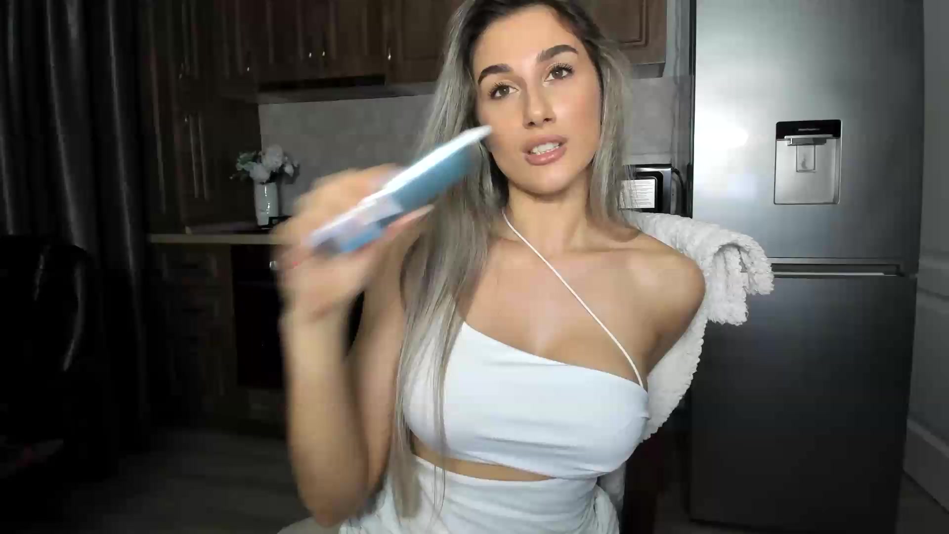 Gallery image thumbnail from VanyaMavren's myfreecams stream on, 08/21/2026, 19:55 image 19 of 20