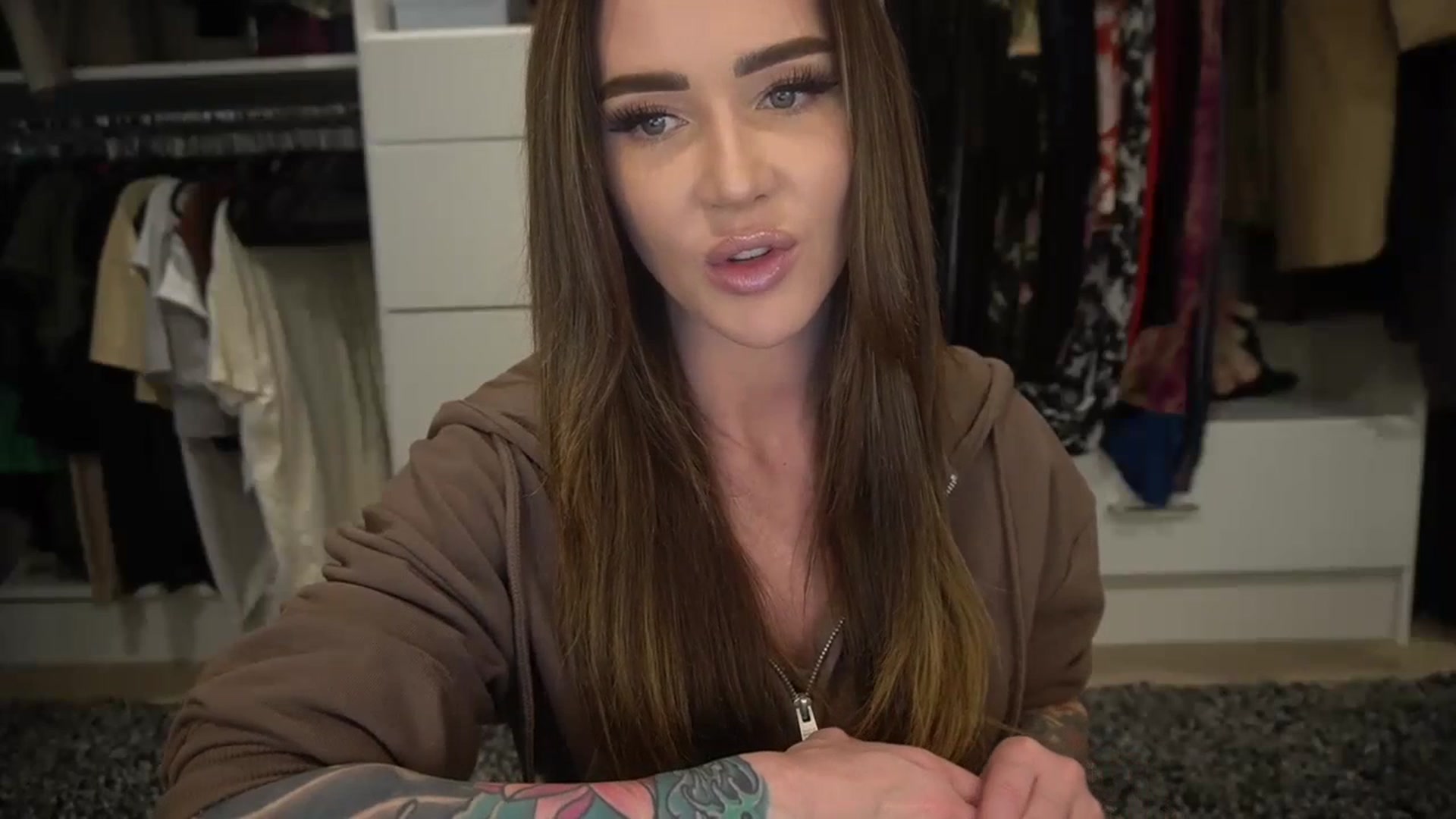 Gallery image thumbnail from VapePapi's myfreecams stream on, 10/17/2023, 21:41 image 9 of 20