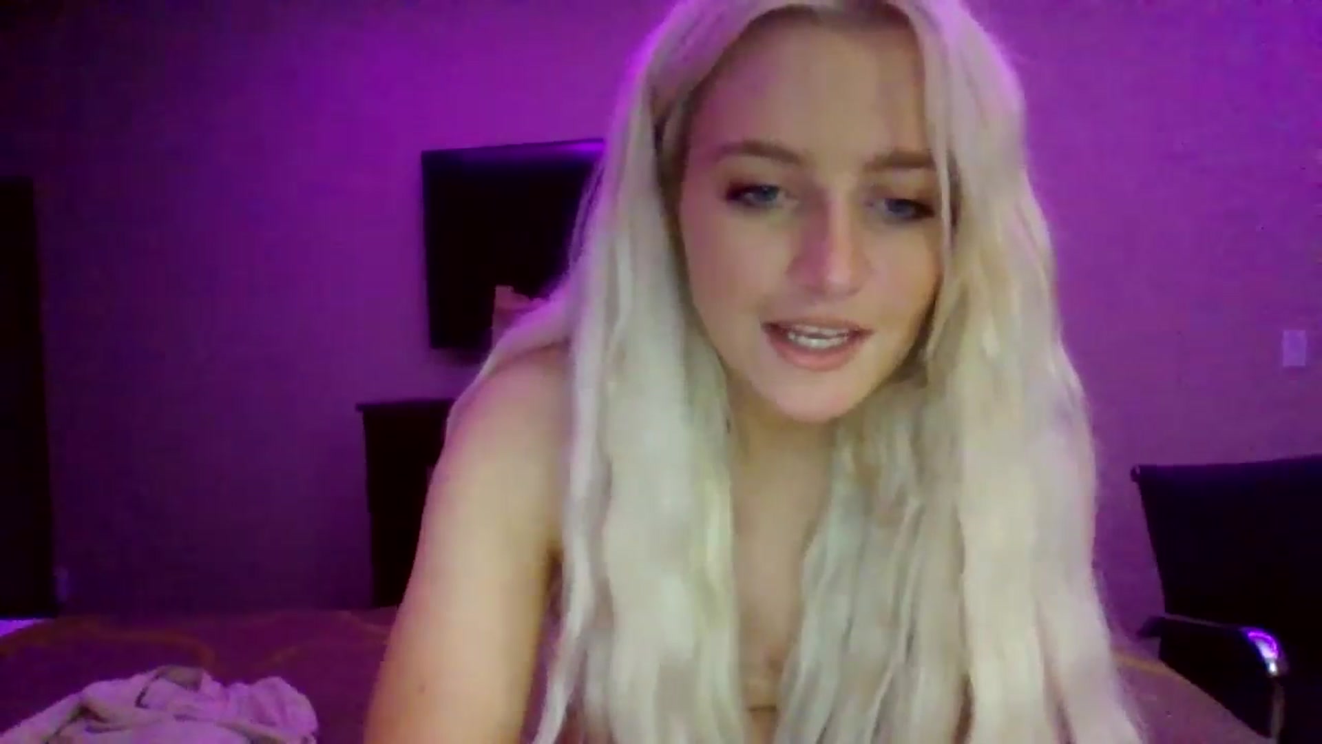 Gallery image thumbnail from VarsityViolet's myfreecams stream on, 09/12/2024, 06:28 image 16 of 20