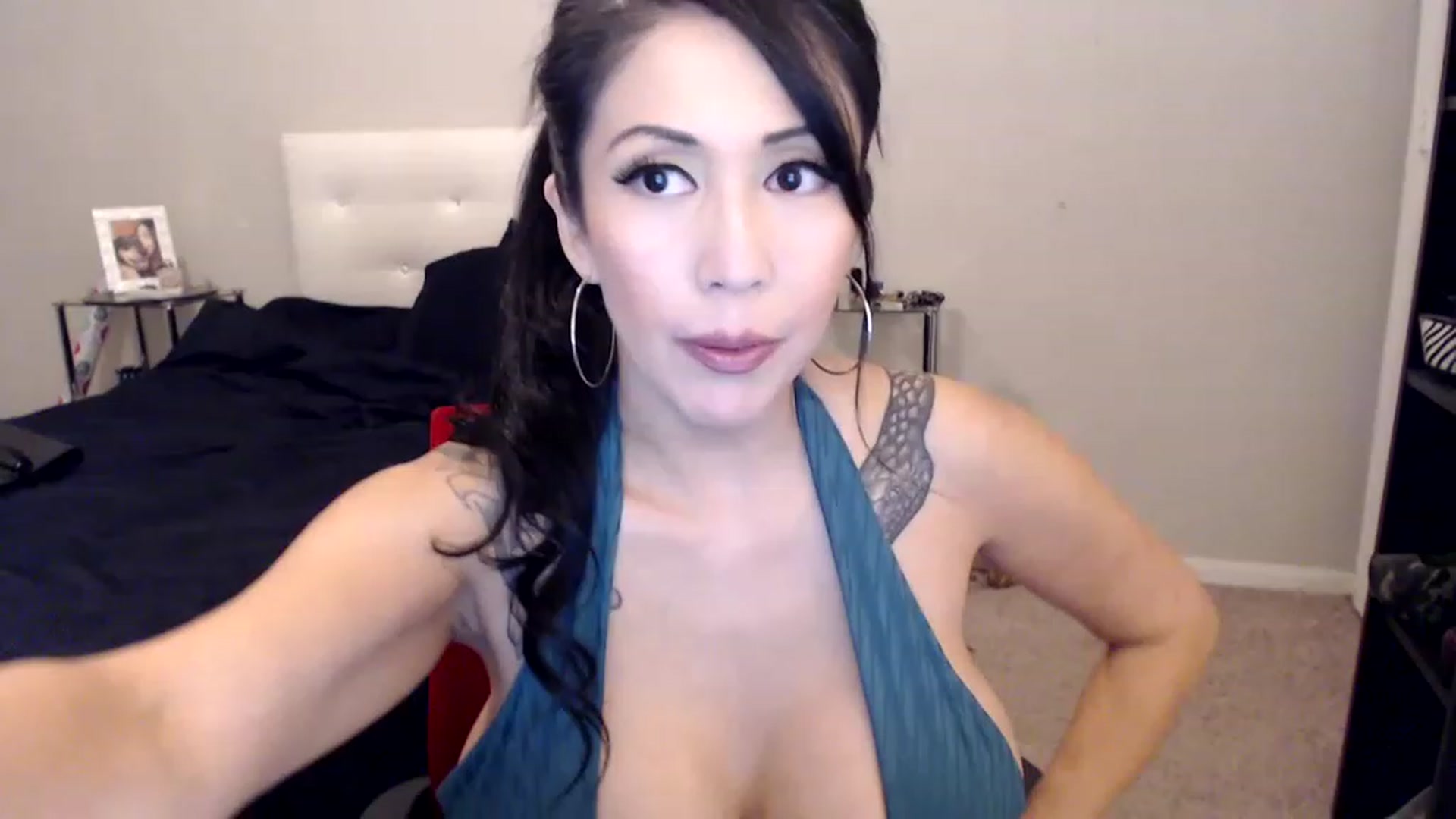 Gallery image thumbnail from Vee_VonSweets's myfreecams stream on, 12/19/2022, 04:28 image 2 of 20