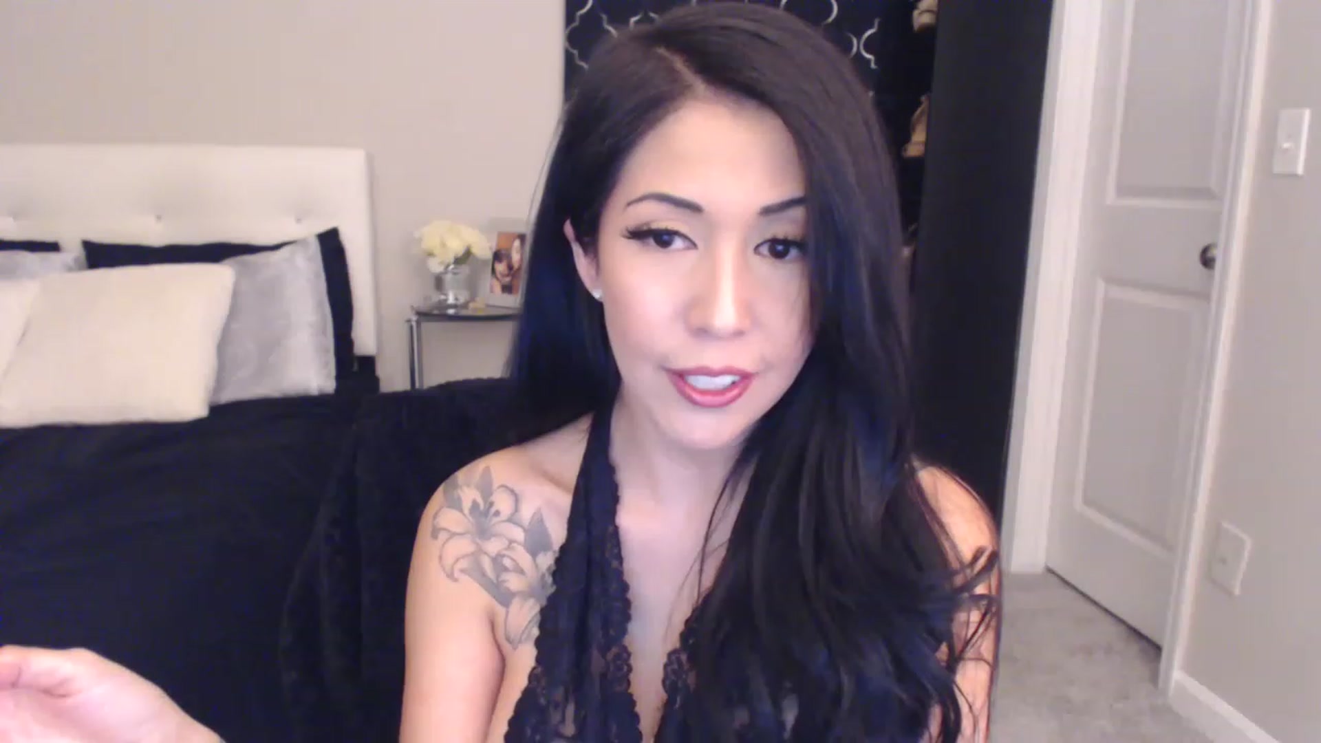 Gallery image thumbnail from Vee_VonSweets's myfreecams stream on, 02/06/2023, 19:31 image 16 of 20
