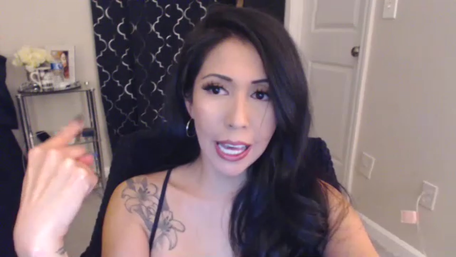 Gallery image thumbnail from Vee_VonSweets's myfreecams stream on, 03/21/2023, 24:57 image 15 of 20