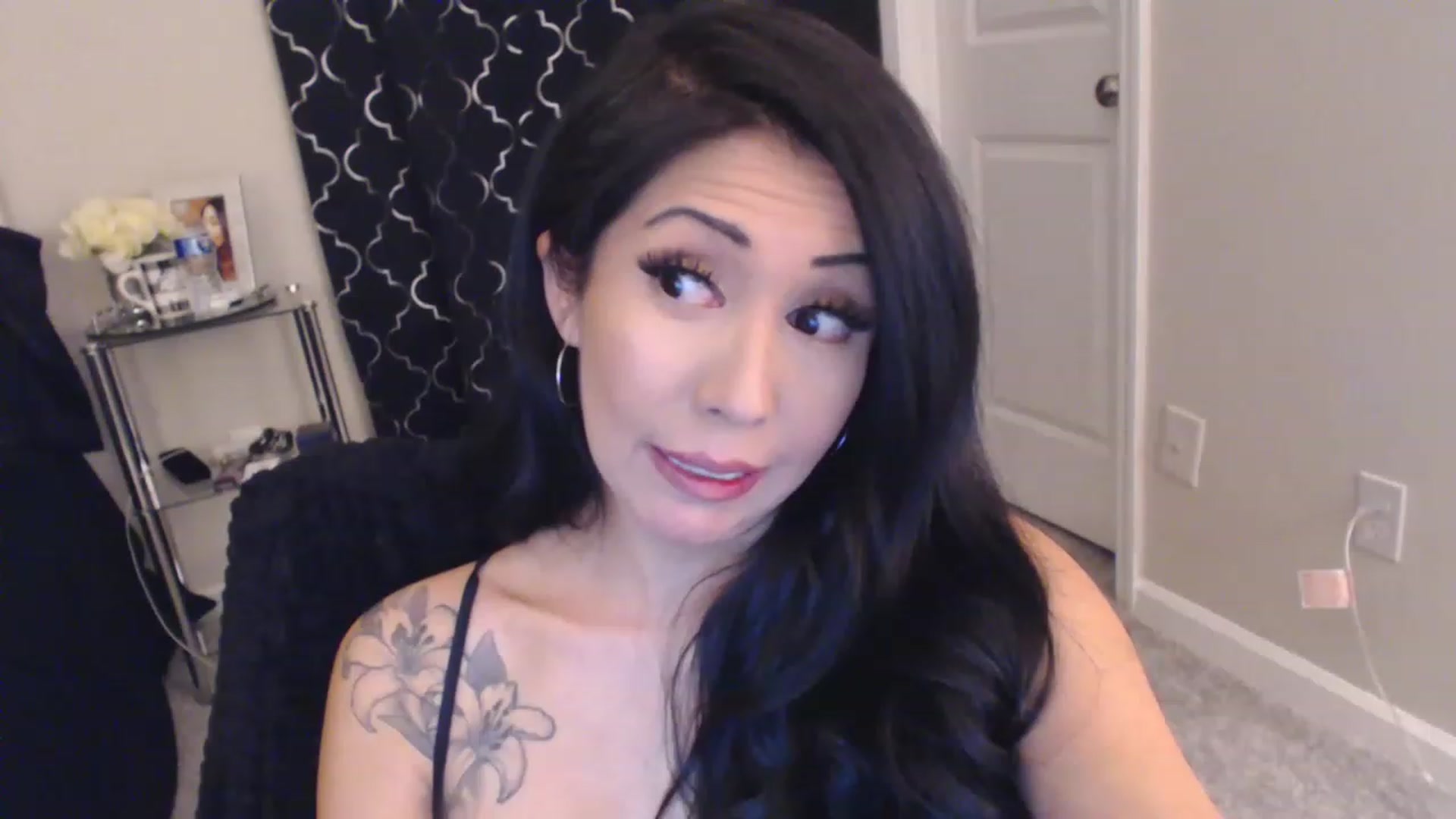 Gallery image thumbnail from Vee_VonSweets's myfreecams stream on, 03/21/2023, 01:14 image 14 of 20
