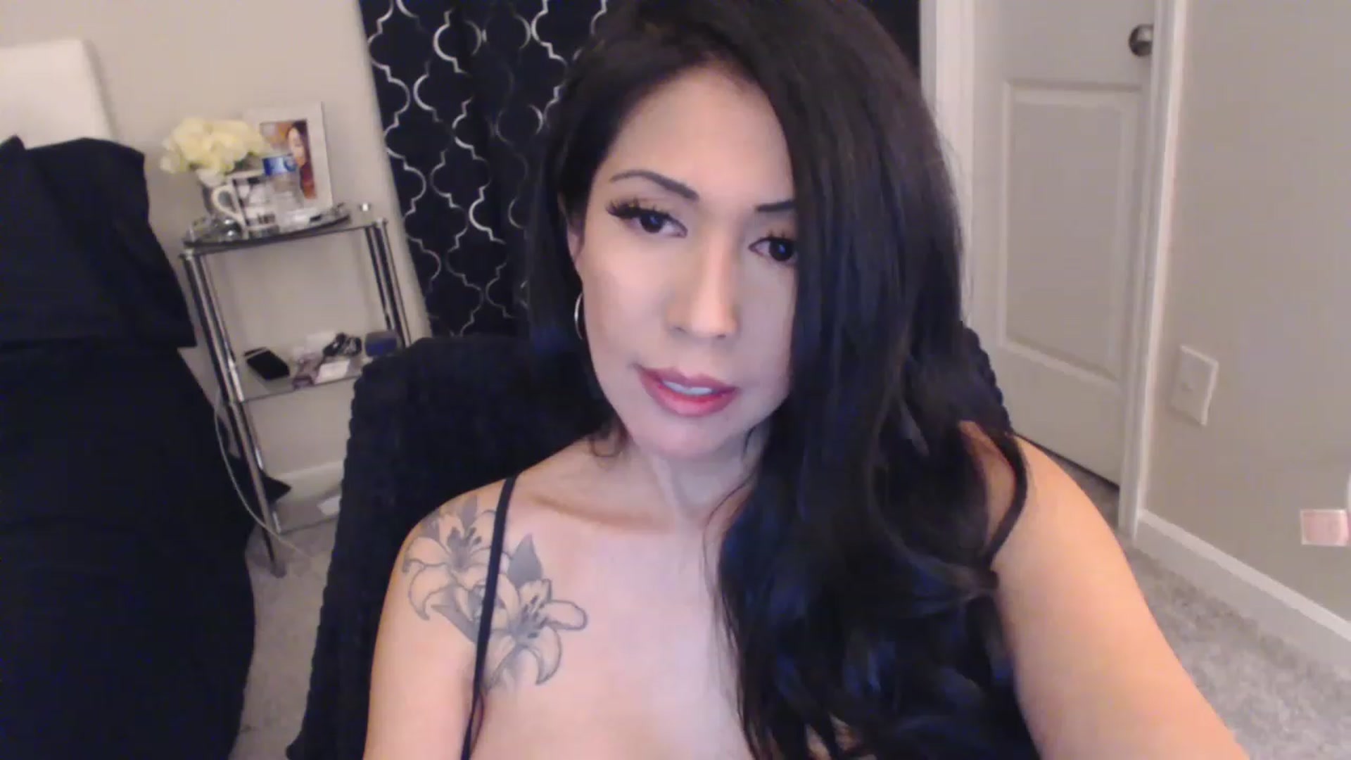 Gallery image thumbnail from Vee_VonSweets's myfreecams stream on, 03/21/2023, 01:14 image 15 of 20
