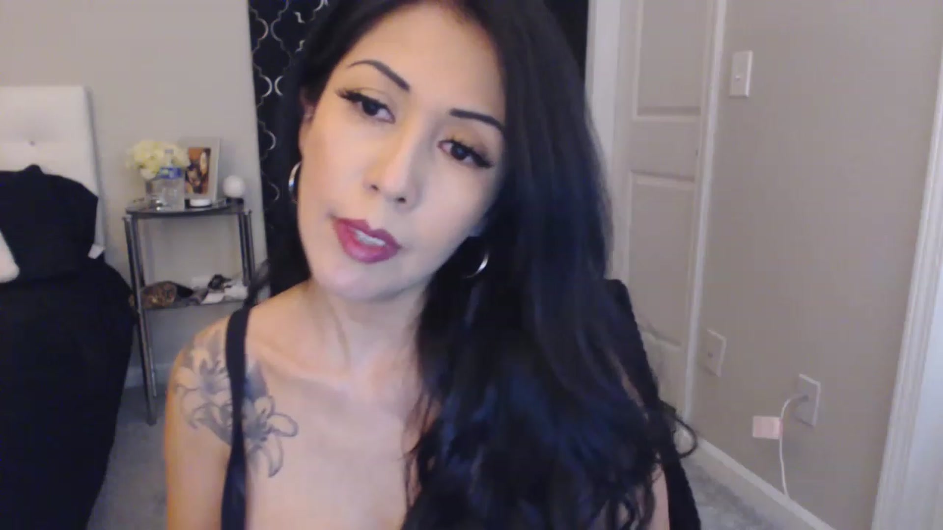 Gallery image thumbnail from Vee_VonSweets's myfreecams stream on, 03/30/2023, 01:05 image 5 of 20