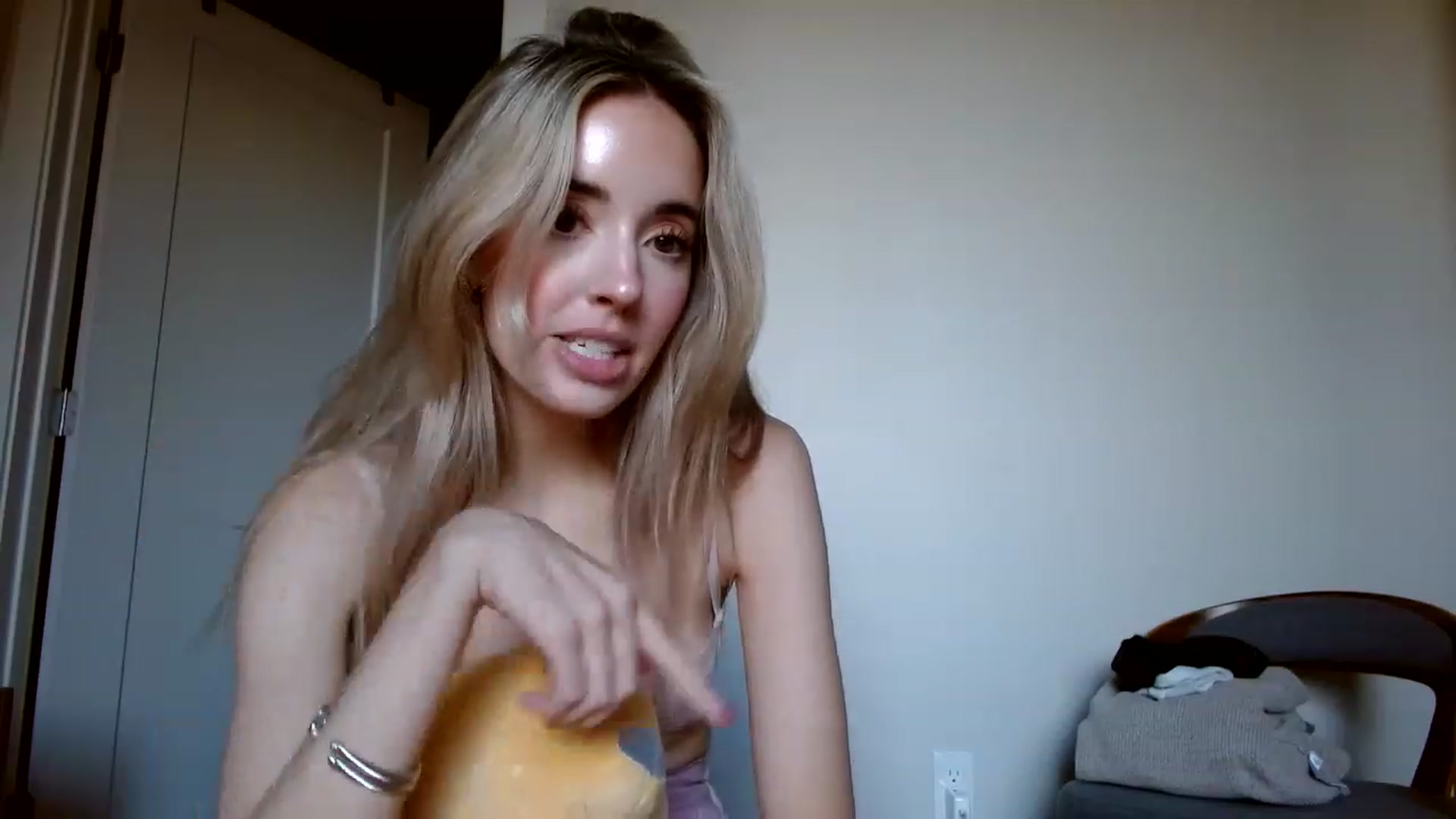 Gallery image thumbnail from Vegansoda's myfreecams stream on, 11/23/2022, 21:29 image 17 of 20