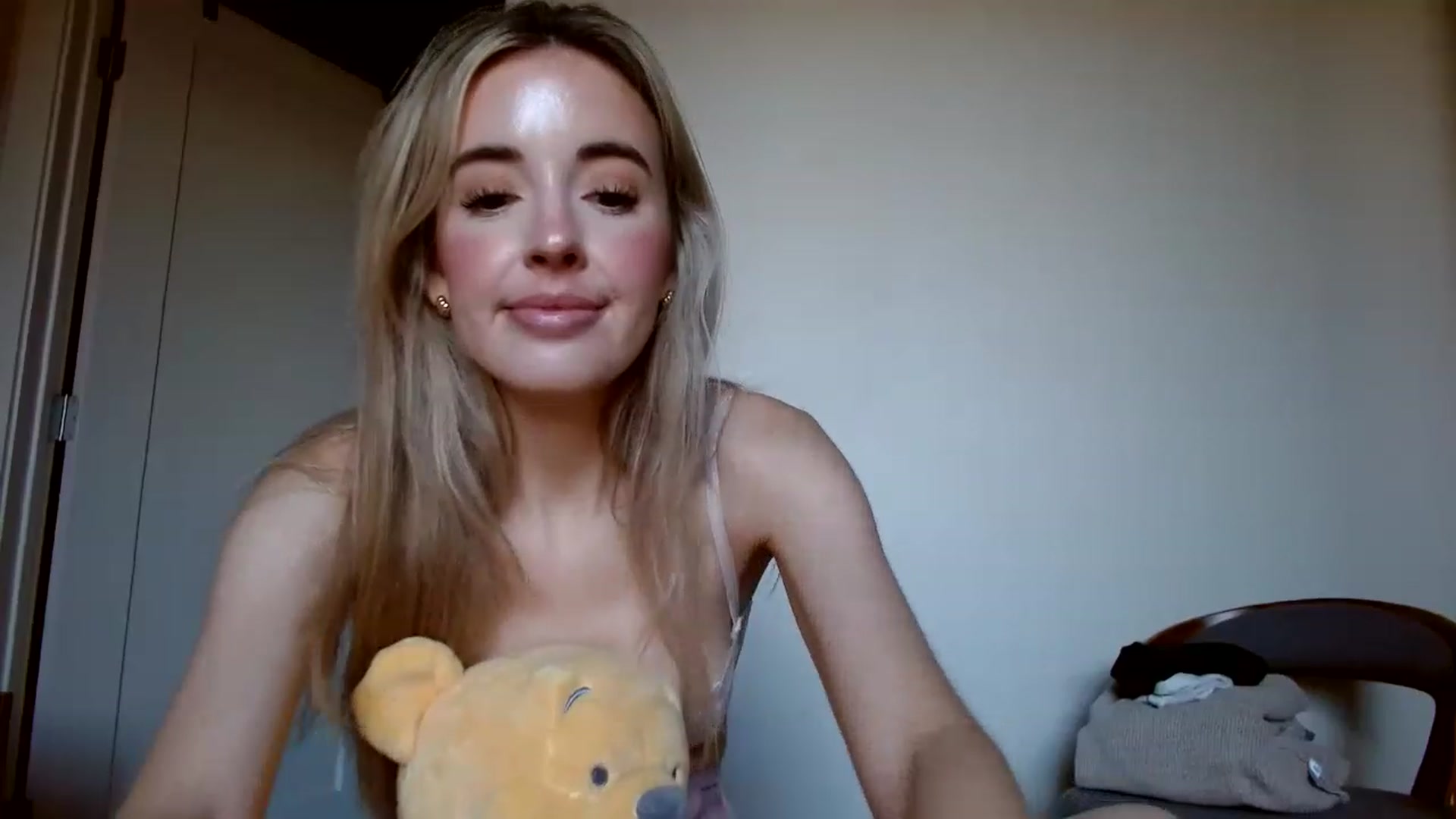 Gallery image thumbnail from Vegansoda's myfreecams stream on, 11/23/2022, 21:29 image 16 of 20