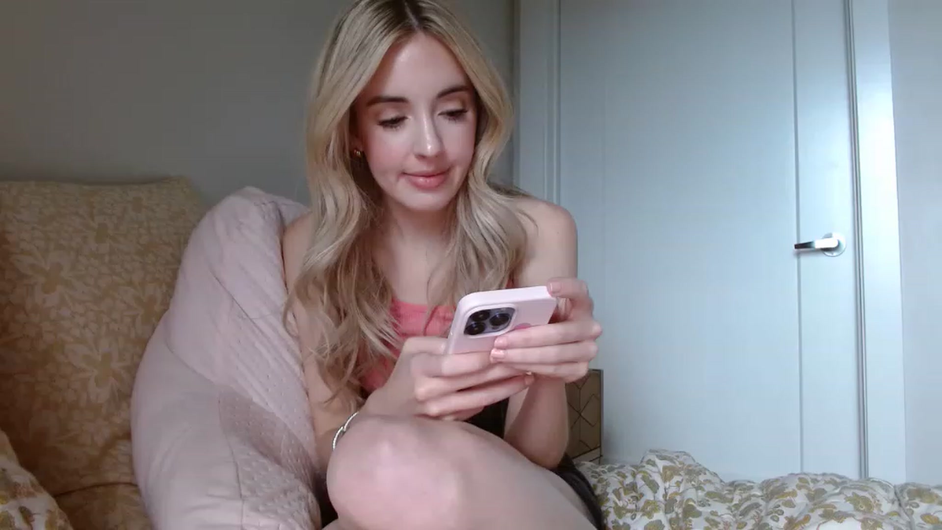 Gallery image thumbnail from Vegansoda's myfreecams stream on, 12/03/2022, 23:48 image 17 of 20