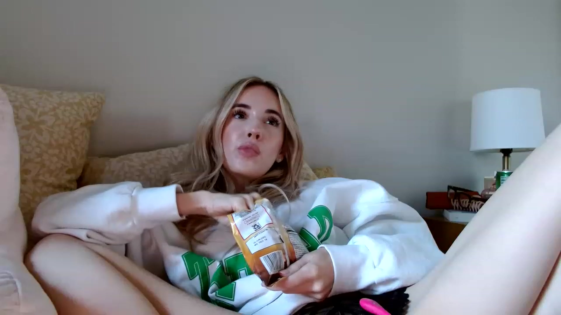 Gallery image thumbnail from Vegansoda's myfreecams stream on, 12/08/2022, 22:21 image 19 of 20