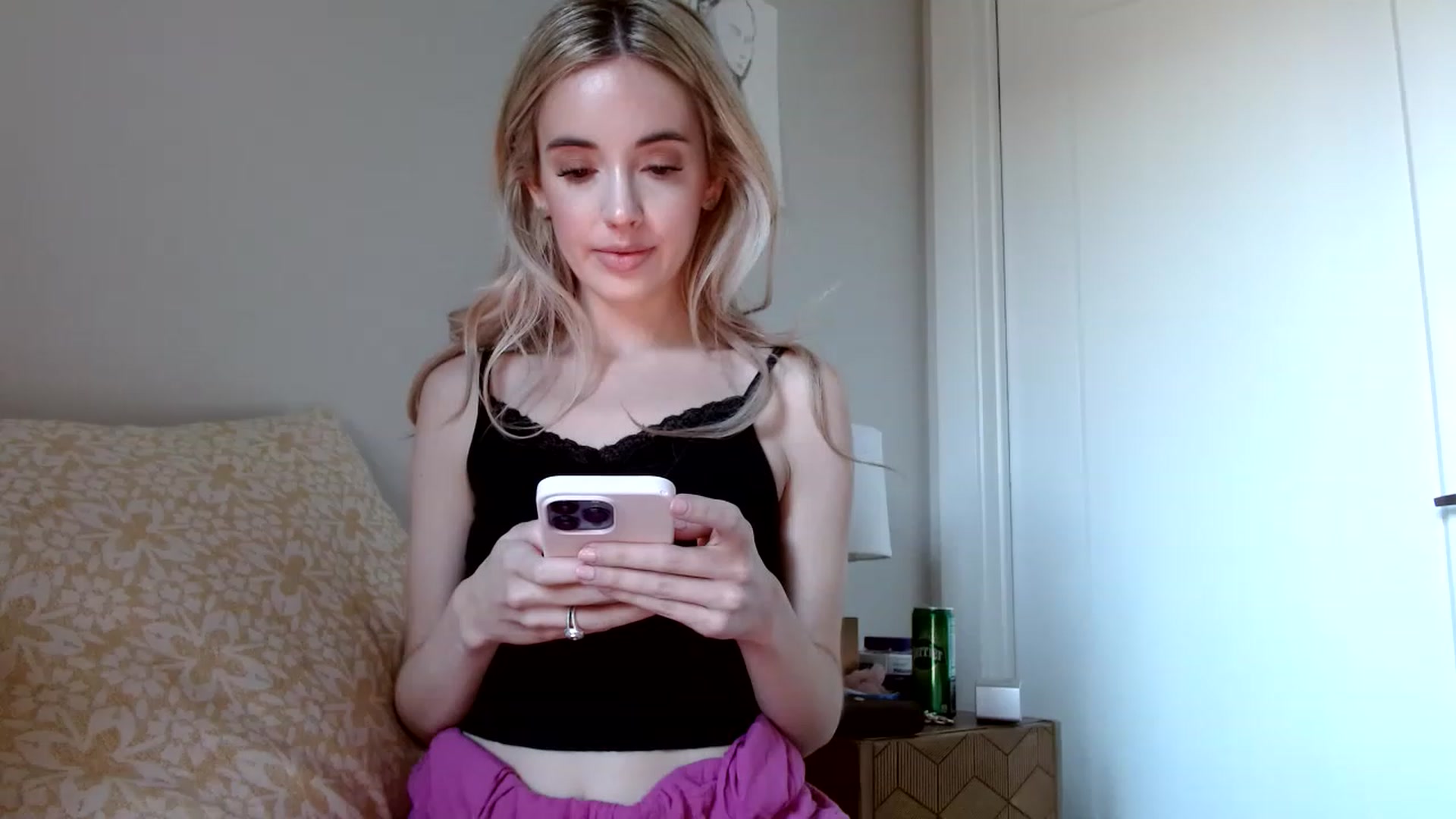 Gallery image thumbnail from Vegansoda's myfreecams stream on, 12/08/2022, 22:21 image 15 of 20