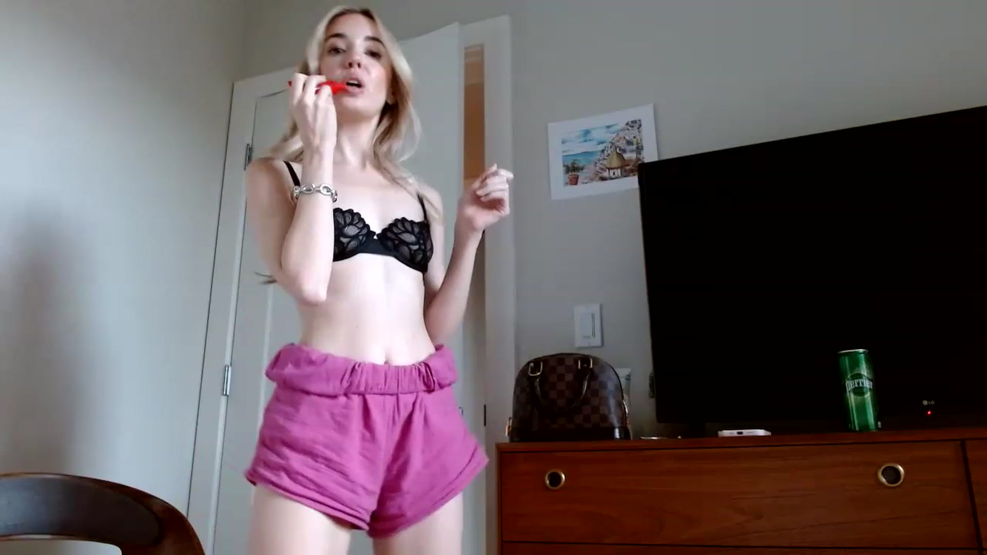 Gallery image thumbnail from Vegansoda's myfreecams stream on, 12/10/2022, 22:07 image 12 of 20