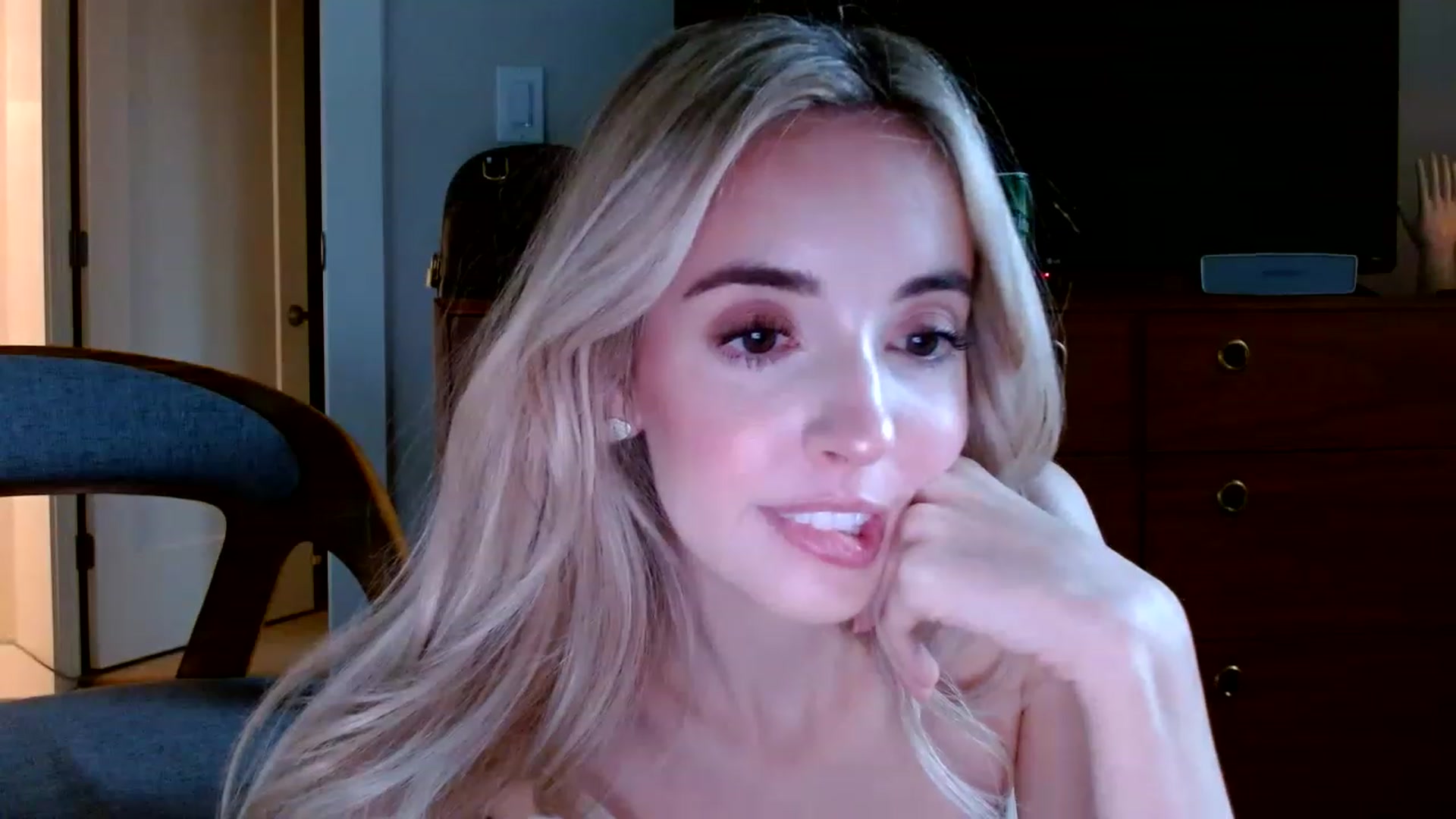 Gallery image thumbnail from Vegansoda's myfreecams stream on, 12/10/2022, 23:12 image 15 of 20