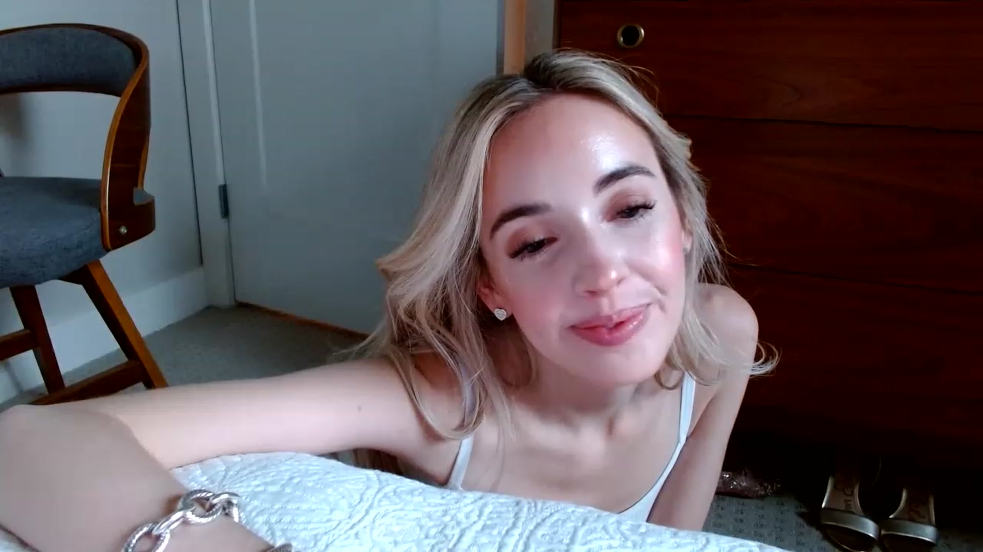 Gallery image thumbnail from Vegansoda's myfreecams stream on, 12/12/2022, 22:52 image 13 of 20