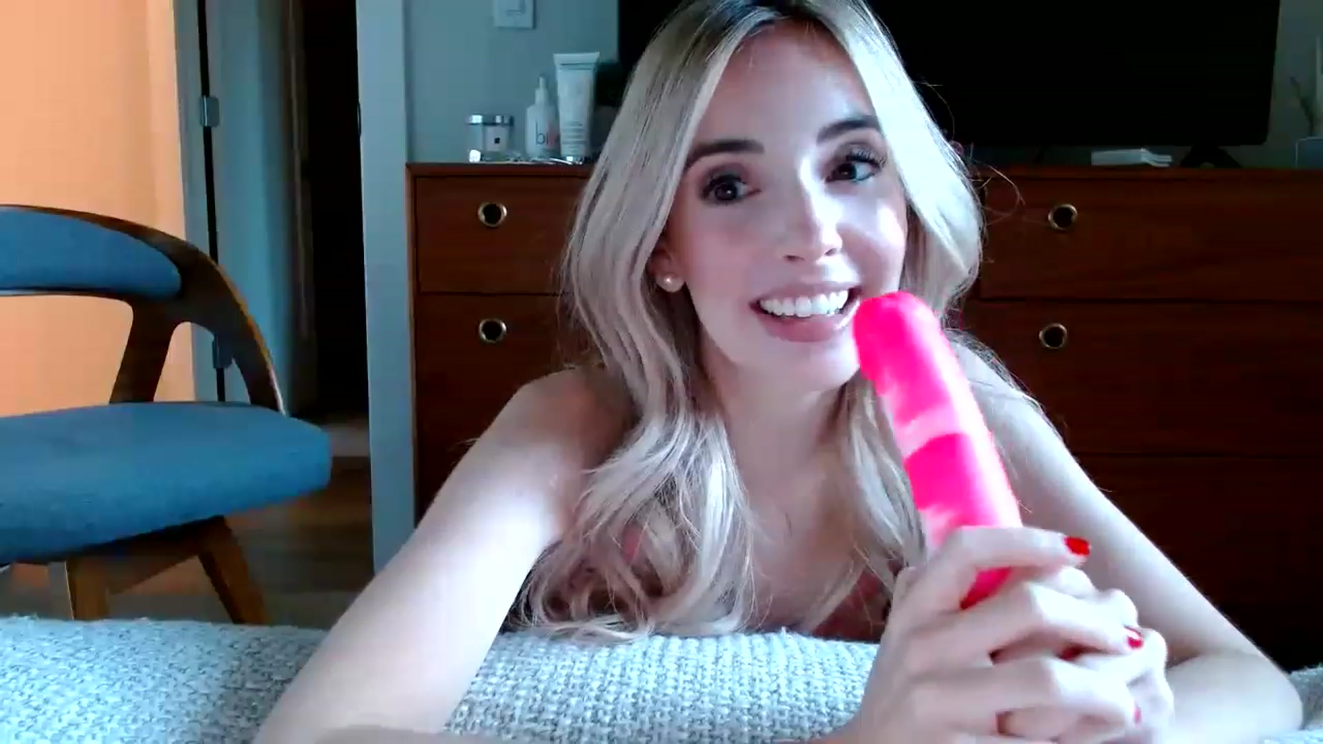 Gallery image thumbnail from Vegansoda's myfreecams stream on, 12/28/2022, 22:46 image 6 of 20