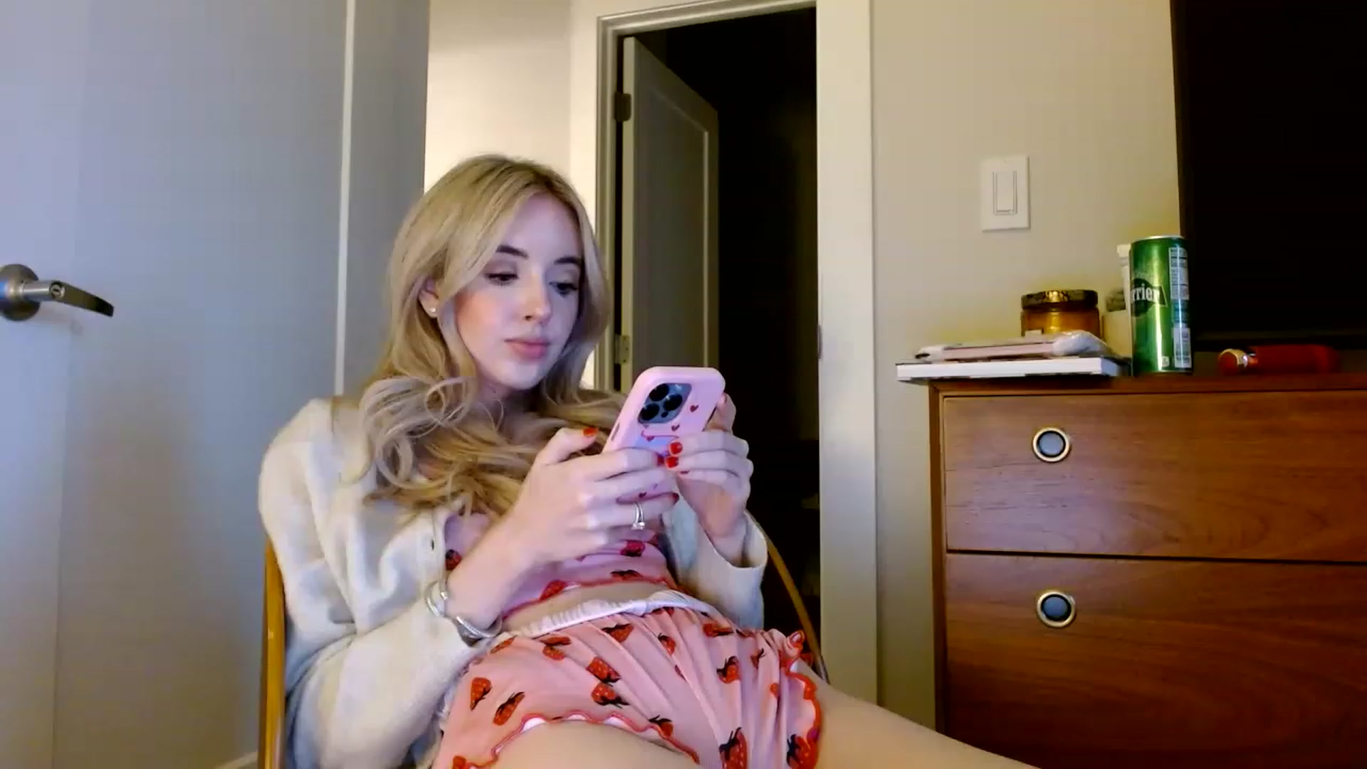 Gallery image thumbnail from Vegansoda's myfreecams stream on, 01/10/2023, 24:29 image 5 of 20