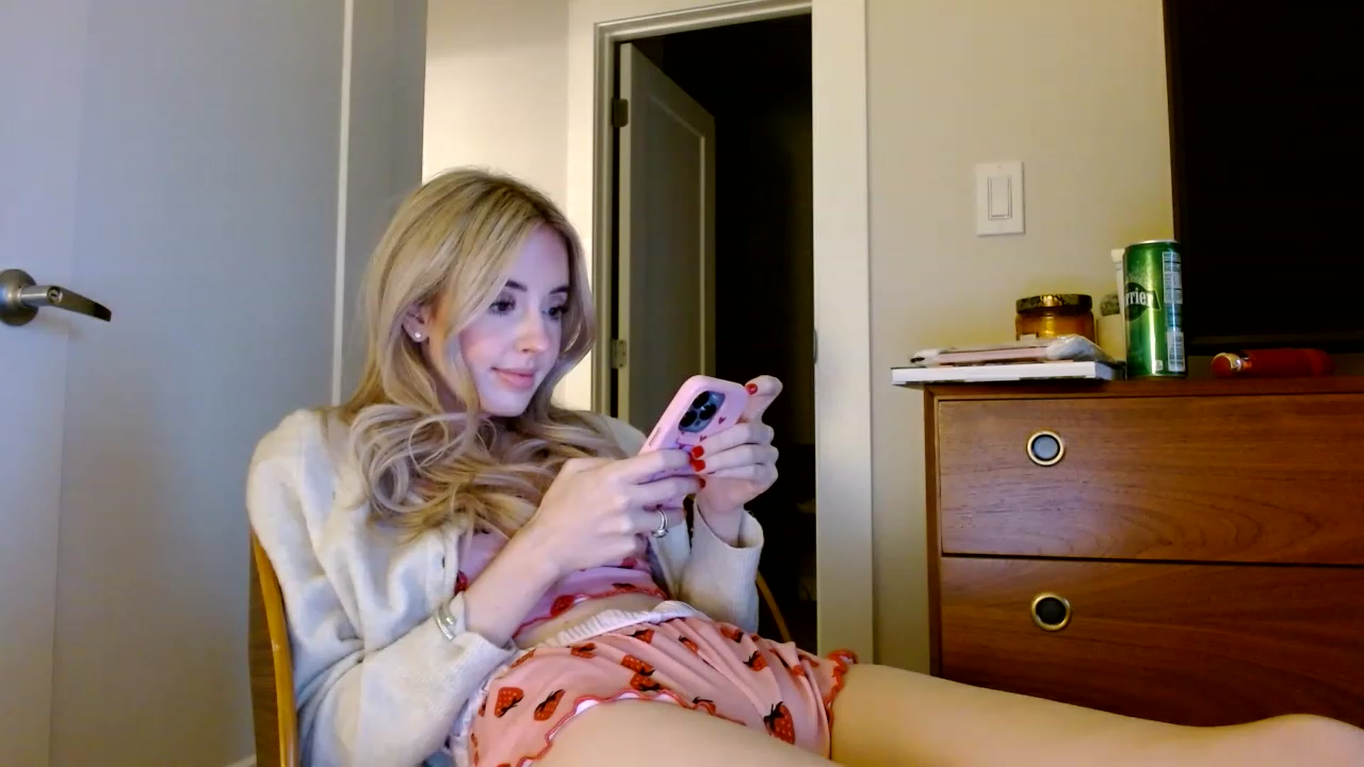 Gallery image thumbnail from Vegansoda's myfreecams stream on, 01/10/2023, 24:29 image 6 of 20