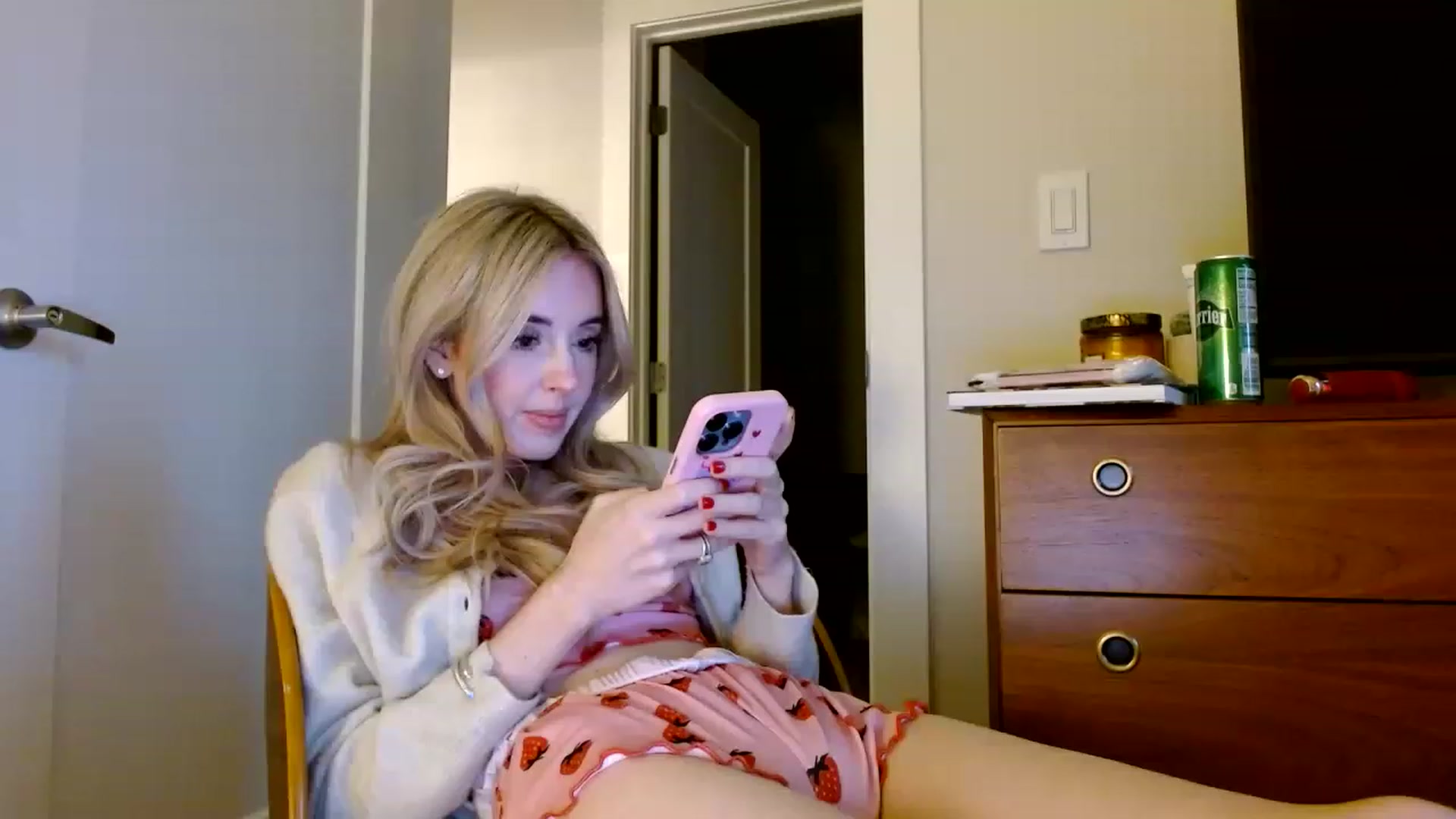Gallery image thumbnail from Vegansoda's myfreecams stream on, 01/10/2023, 24:29 image 7 of 20