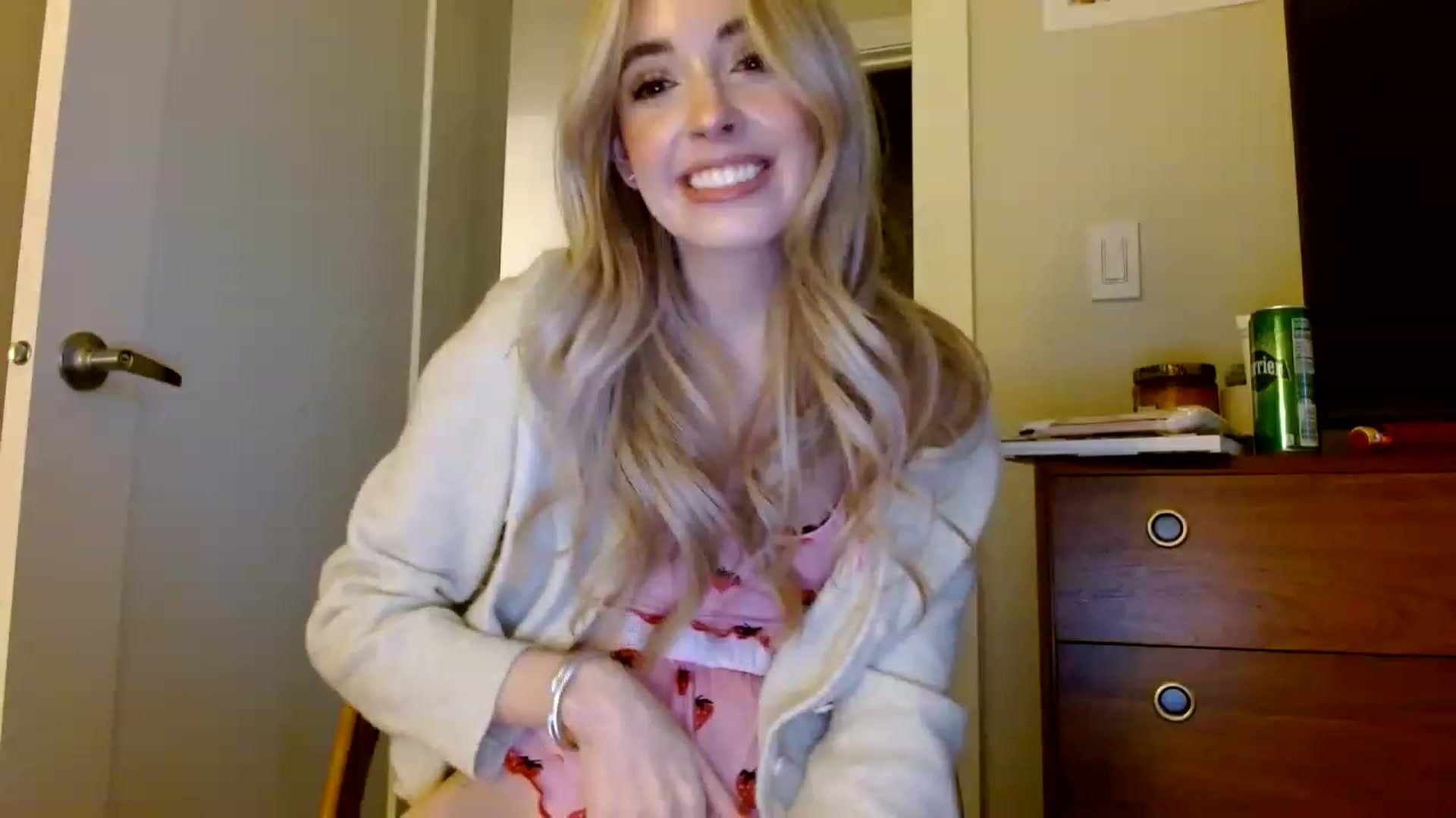 Gallery image thumbnail from Vegansoda's myfreecams stream on, 01/10/2023, 24:29 image 14 of 20
