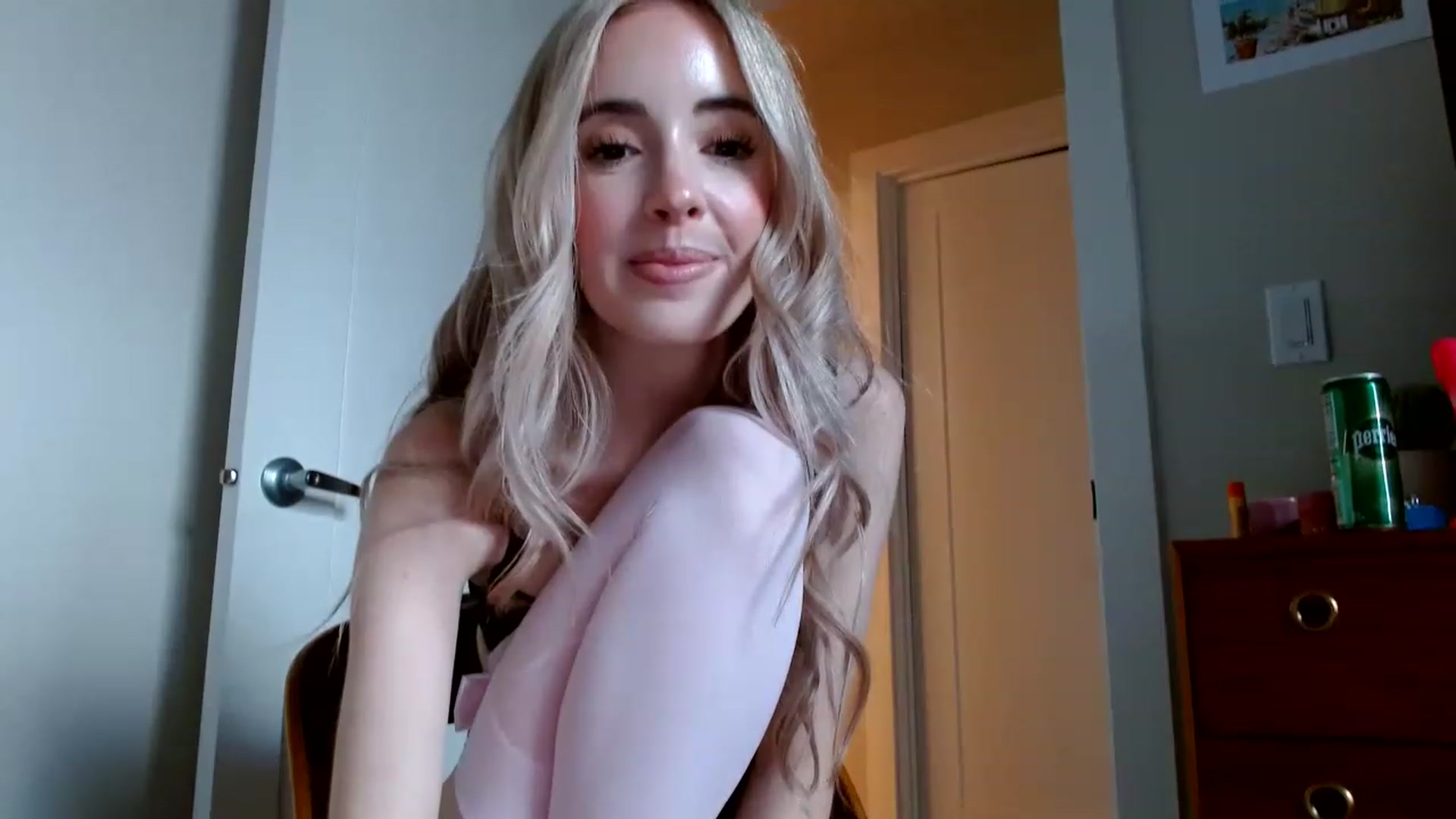 Gallery image thumbnail from Vegansoda's myfreecams stream on, 01/18/2023, 23:35 image 18 of 20