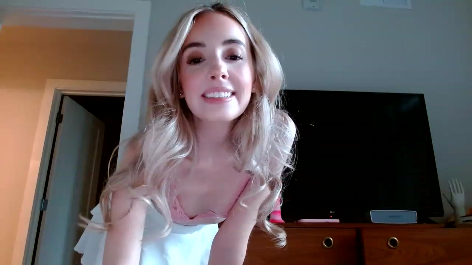 Gallery image thumbnail from Vegansoda's myfreecams stream on, 01/25/2023, 23:08 image 16 of 20