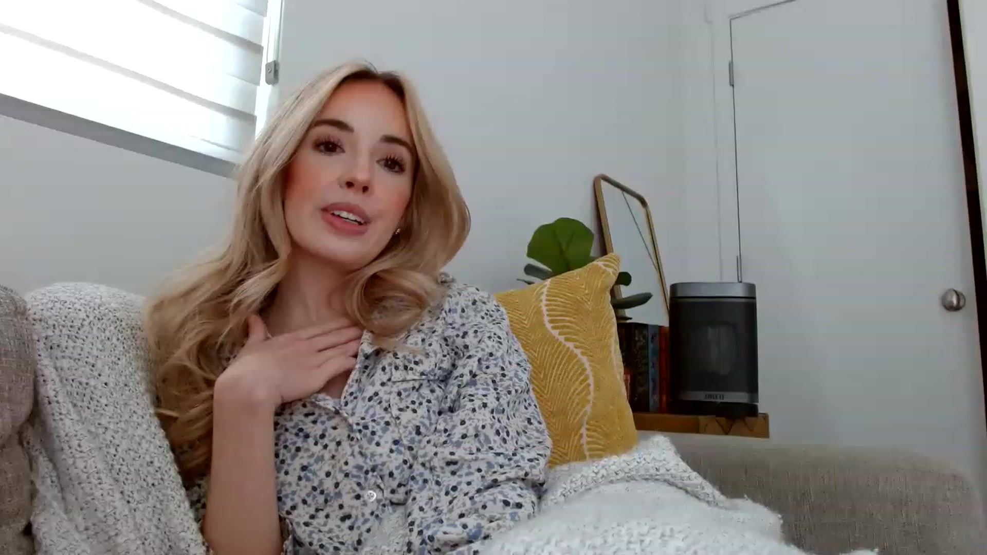 Gallery image thumbnail from Vegansoda's myfreecams stream on, 04/12/2023, 21:22 image 5 of 20