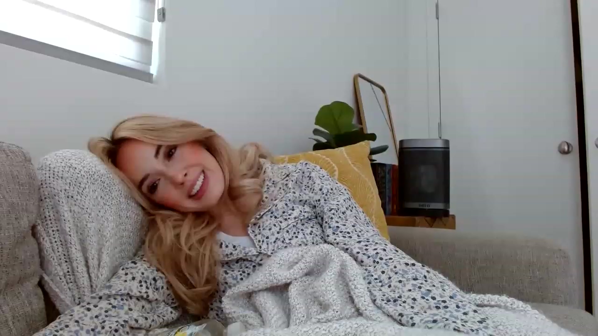 Gallery image thumbnail from Vegansoda's myfreecams stream on, 04/12/2023, 21:22 image 10 of 20