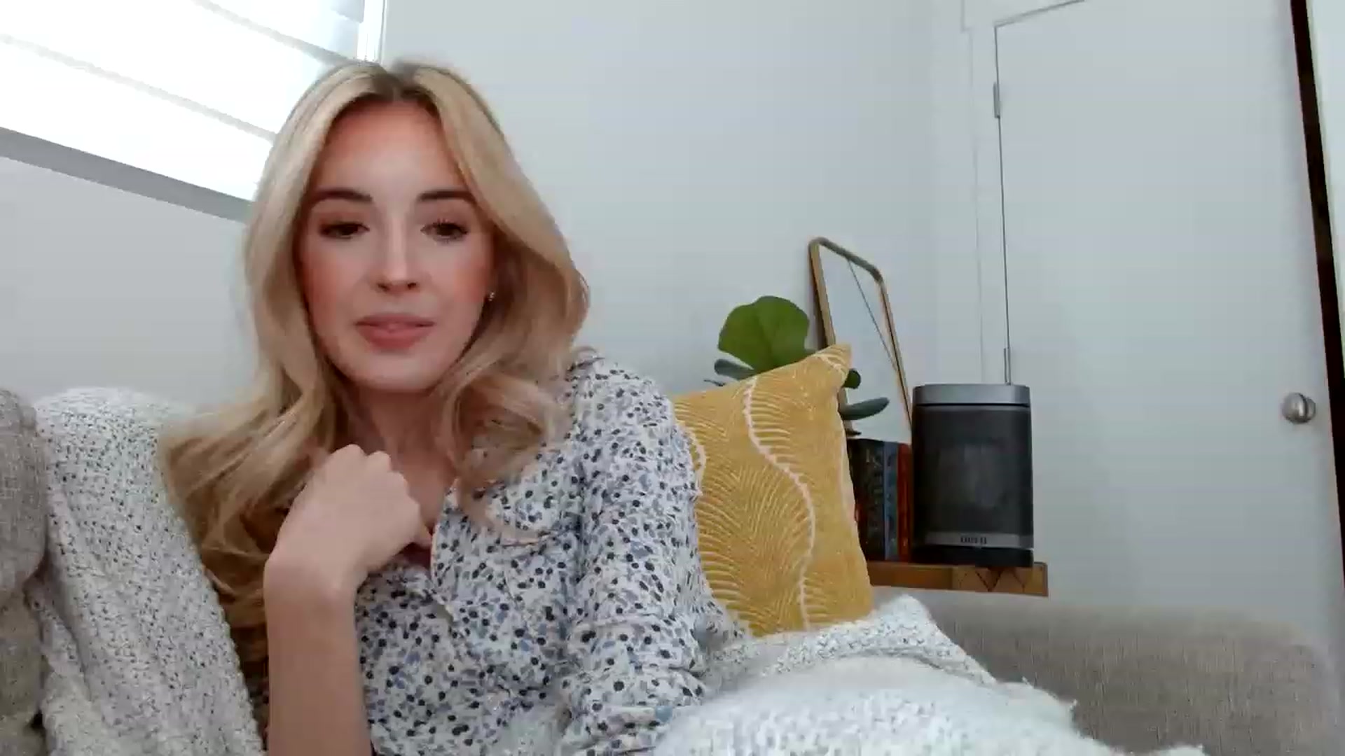 Gallery image thumbnail from Vegansoda's myfreecams stream on, 04/12/2023, 21:22 image 6 of 20