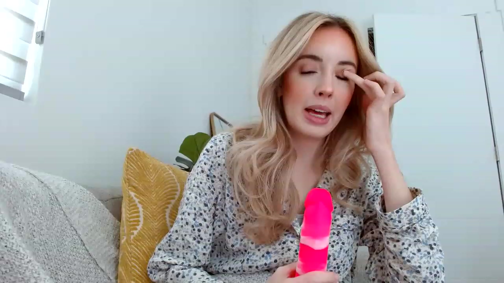 Gallery image thumbnail from Vegansoda's myfreecams stream on, 04/12/2023, 21:22 image 12 of 20
