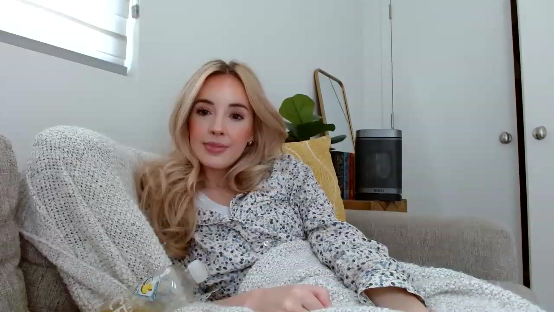 Gallery image thumbnail from Vegansoda's myfreecams stream on, 04/12/2023, 21:22 image 9 of 20