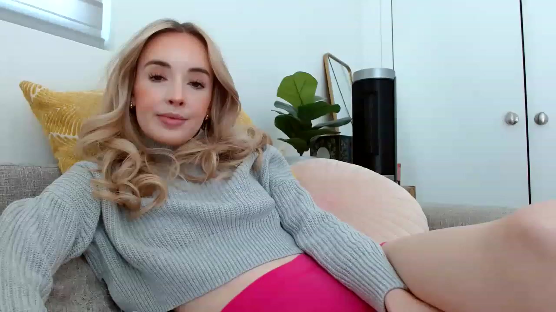 Gallery image thumbnail from Vegansoda's myfreecams stream on, 04/17/2023, 20:42 image 2 of 20