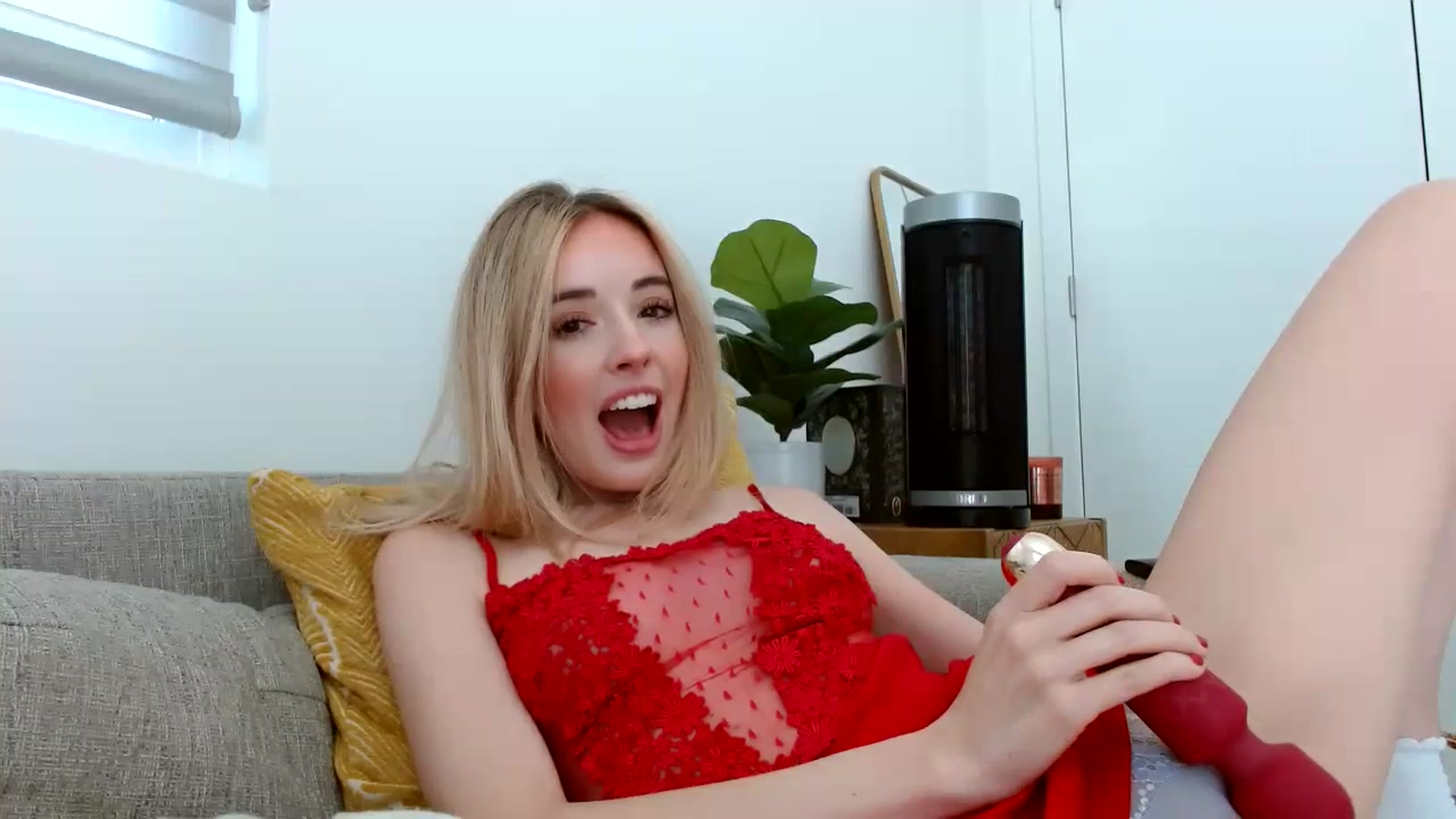 Gallery image thumbnail from Vegansoda's myfreecams stream on, 05/01/2023, 21:00 image 16 of 20