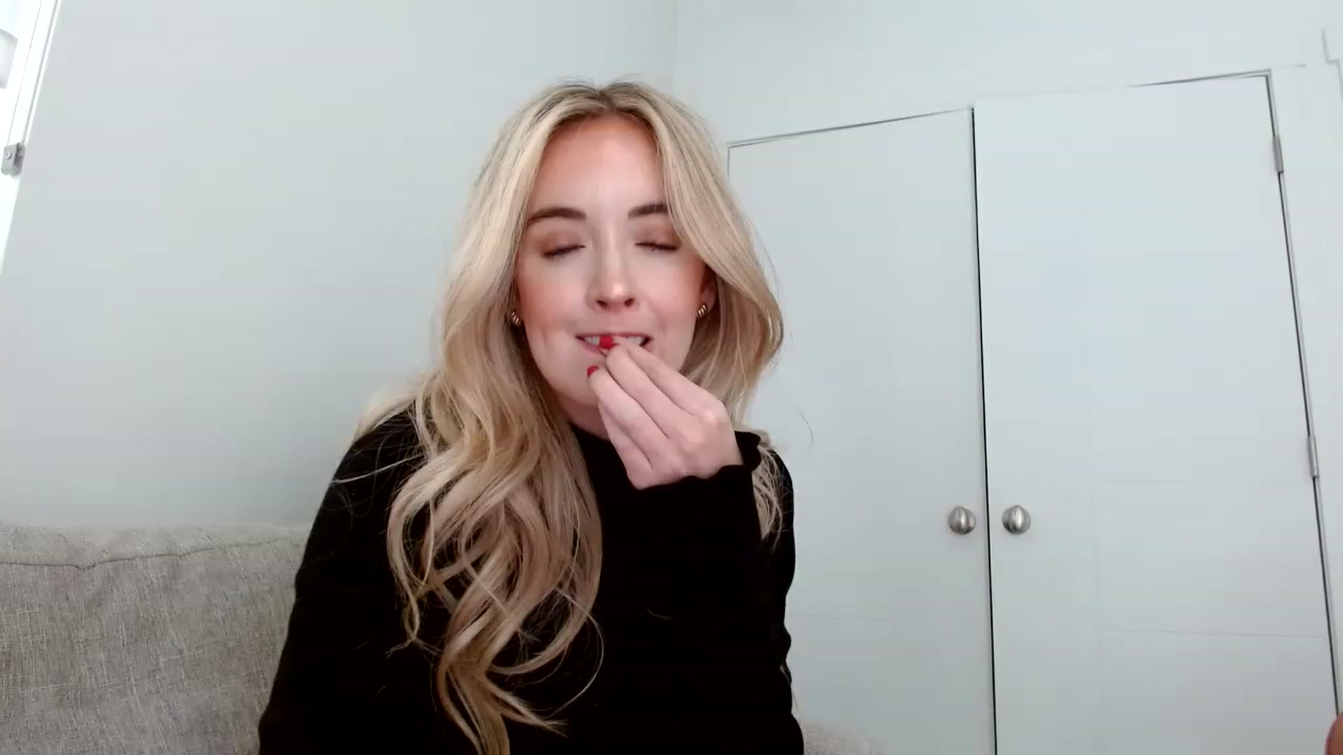 Gallery image thumbnail from Vegansoda's myfreecams stream on, 05/05/2023, 23:17 image 11 of 20