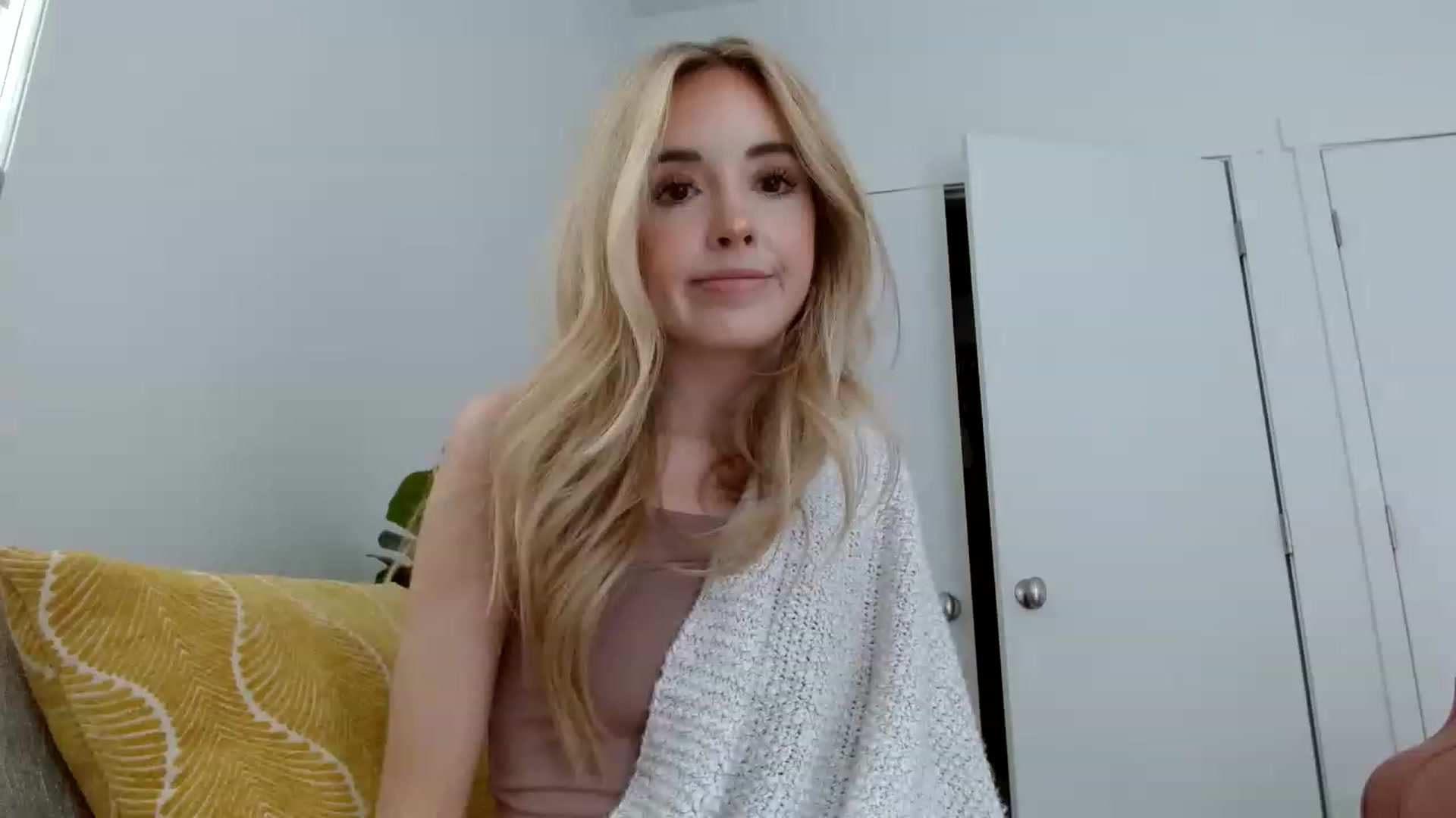 Gallery image thumbnail from Vegansoda's myfreecams stream on, 05/08/2023, 20:44 image 3 of 20