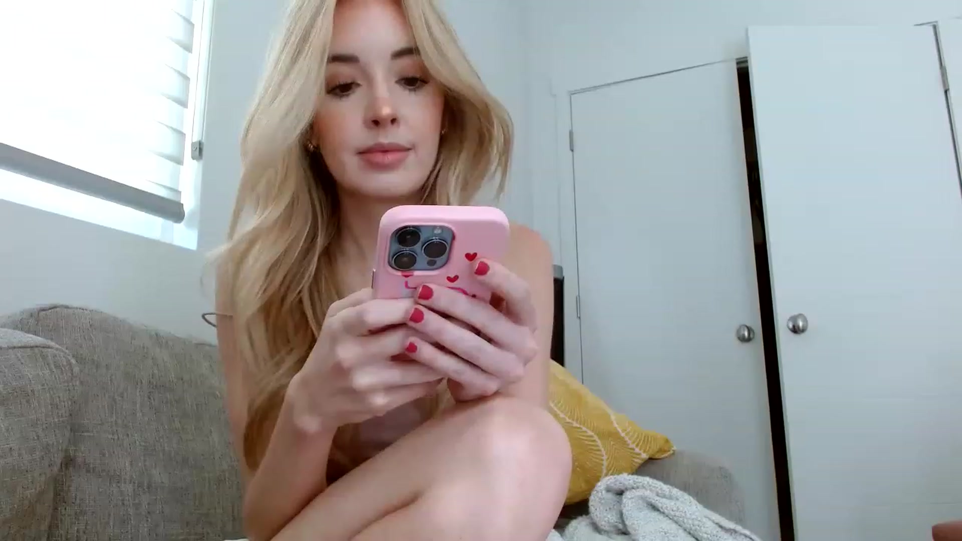 Gallery image thumbnail from Vegansoda's myfreecams stream on, 05/08/2023, 20:44 image 8 of 20