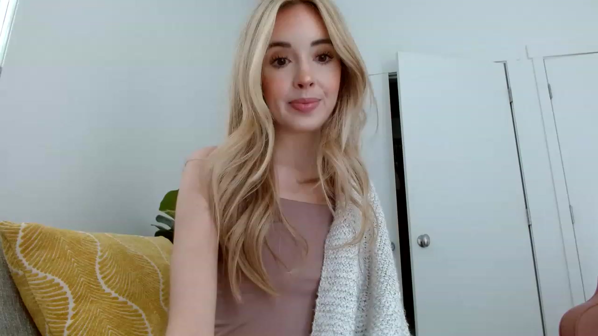 Gallery image thumbnail from Vegansoda's myfreecams stream on, 05/08/2023, 20:44 image 4 of 20