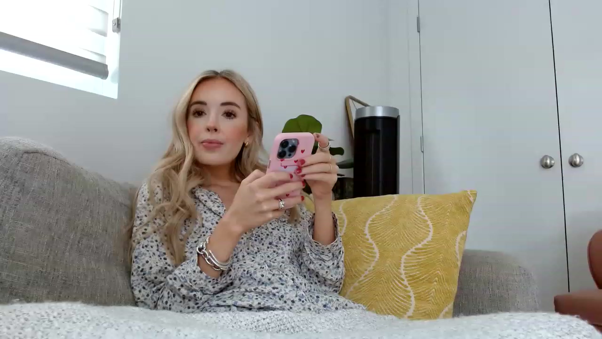 Gallery image thumbnail from Vegansoda's myfreecams stream on, 05/12/2023, 17:59 image 2 of 20