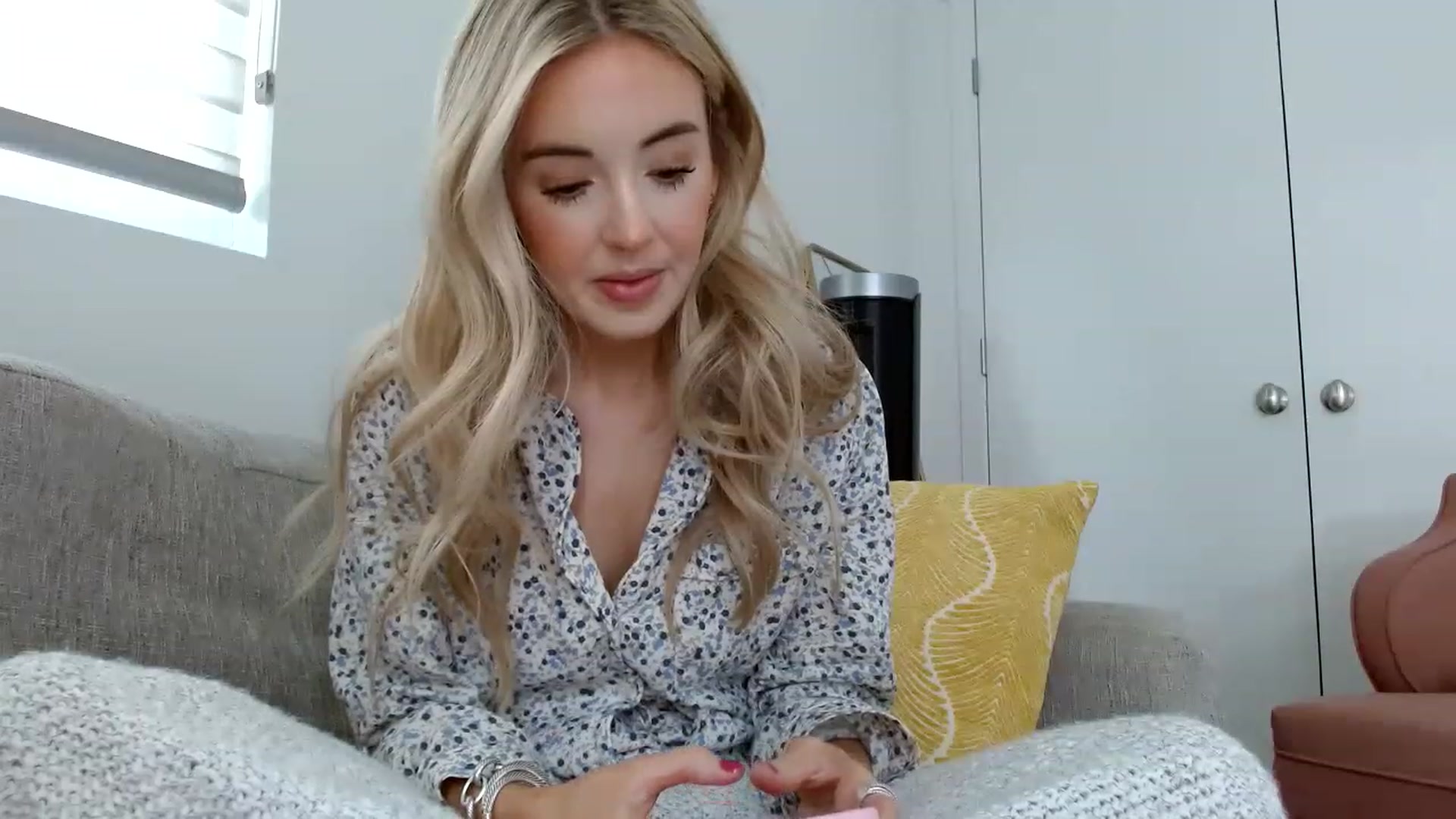 Gallery image thumbnail from Vegansoda's myfreecams stream on, 05/12/2023, 17:59 image 3 of 20