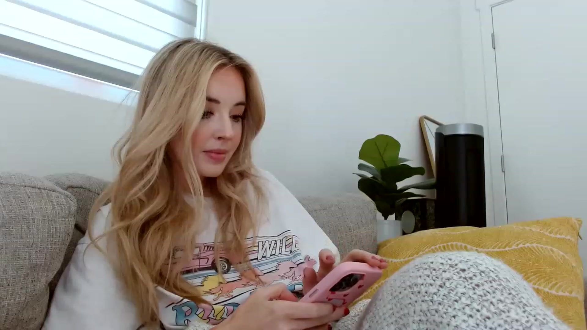 Gallery image thumbnail from Vegansoda's myfreecams stream on, 05/15/2023, 21:24 image 7 of 20