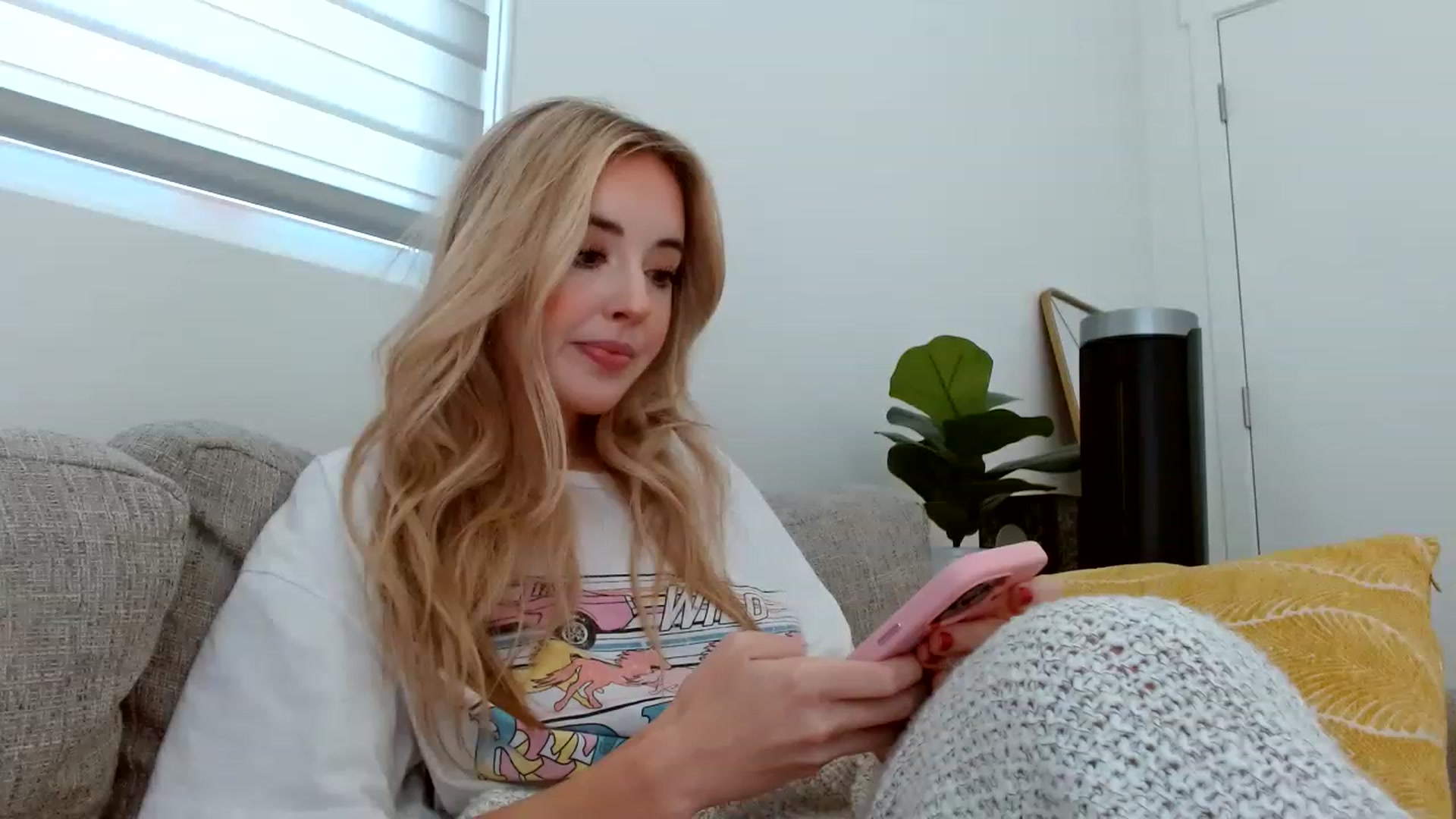 Gallery image thumbnail from Vegansoda's myfreecams stream on, 05/15/2023, 21:24 image 5 of 20