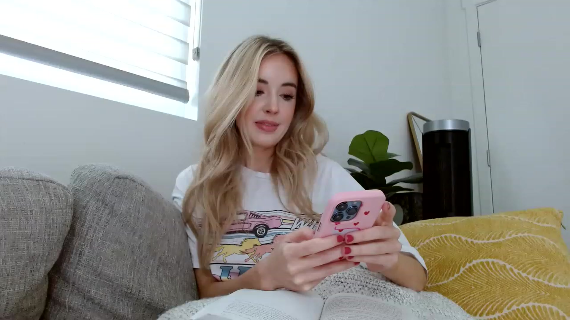 Gallery image thumbnail from Vegansoda's myfreecams stream on, 05/15/2023, 21:24 image 16 of 20
