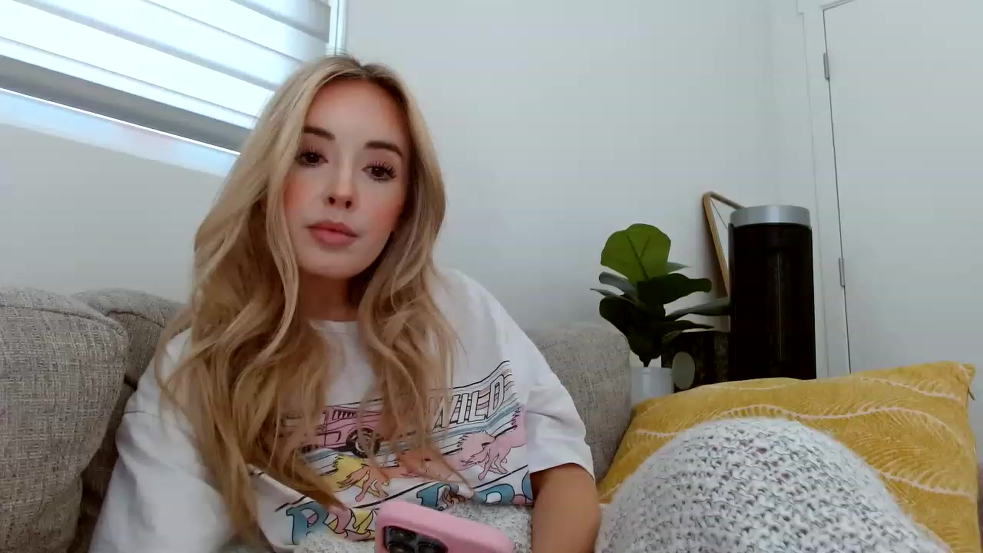 Gallery image thumbnail from Vegansoda's myfreecams stream on, 05/15/2023, 21:24 image 6 of 20