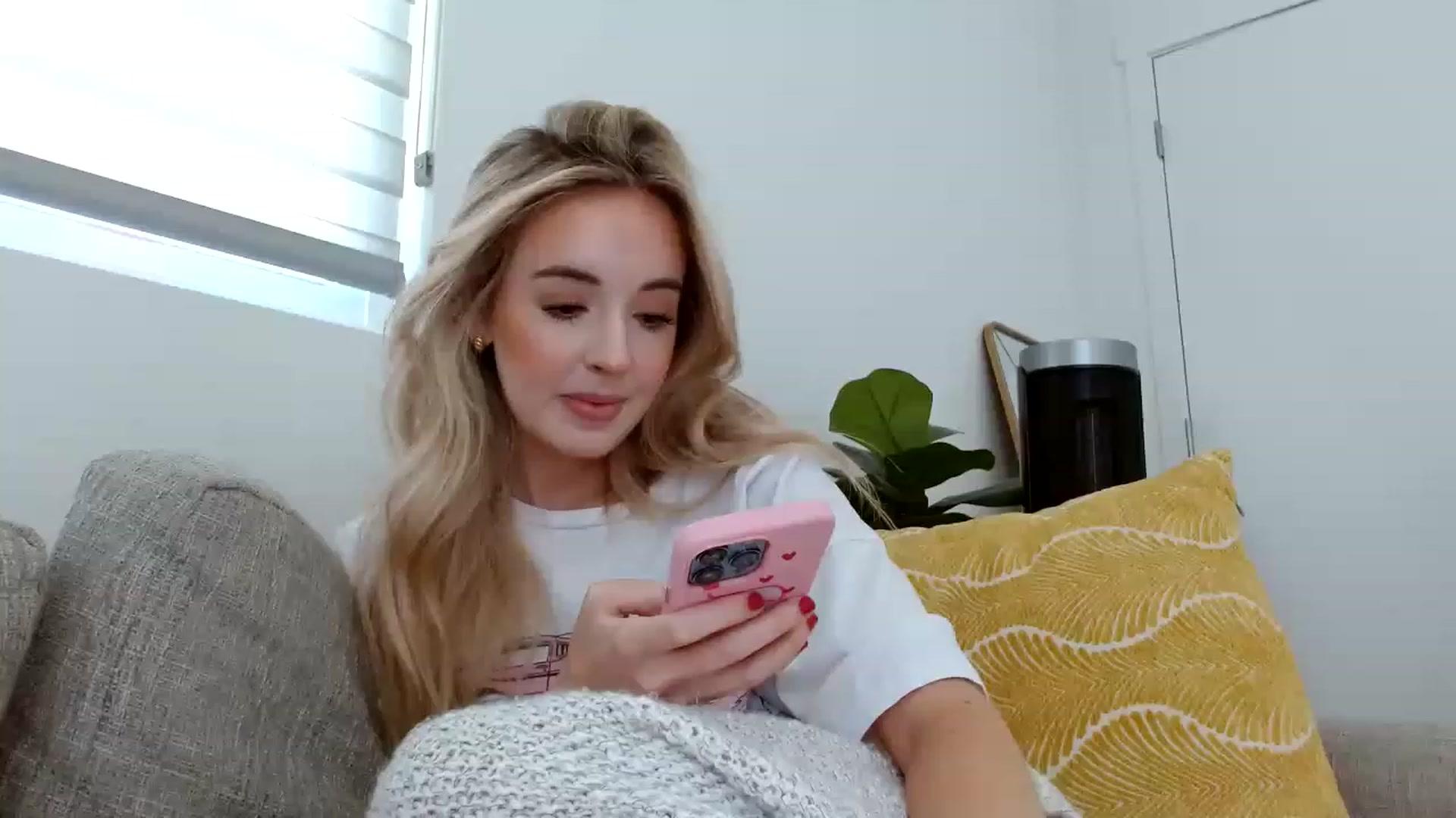 Gallery image thumbnail from Vegansoda's myfreecams stream on, 05/15/2023, 21:24 image 1 of 20