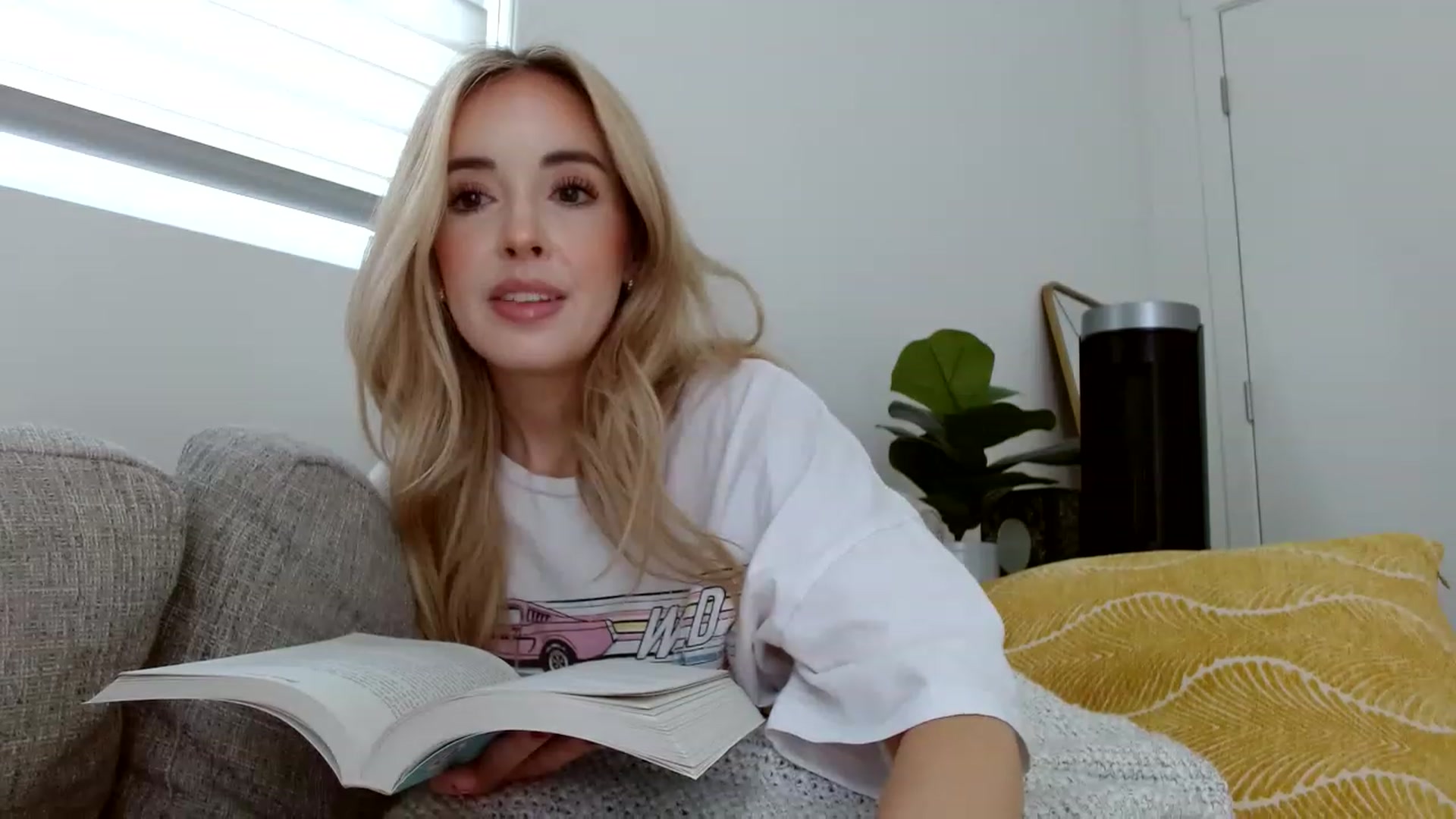 Gallery image thumbnail from Vegansoda's myfreecams stream on, 05/15/2023, 21:24 image 15 of 20