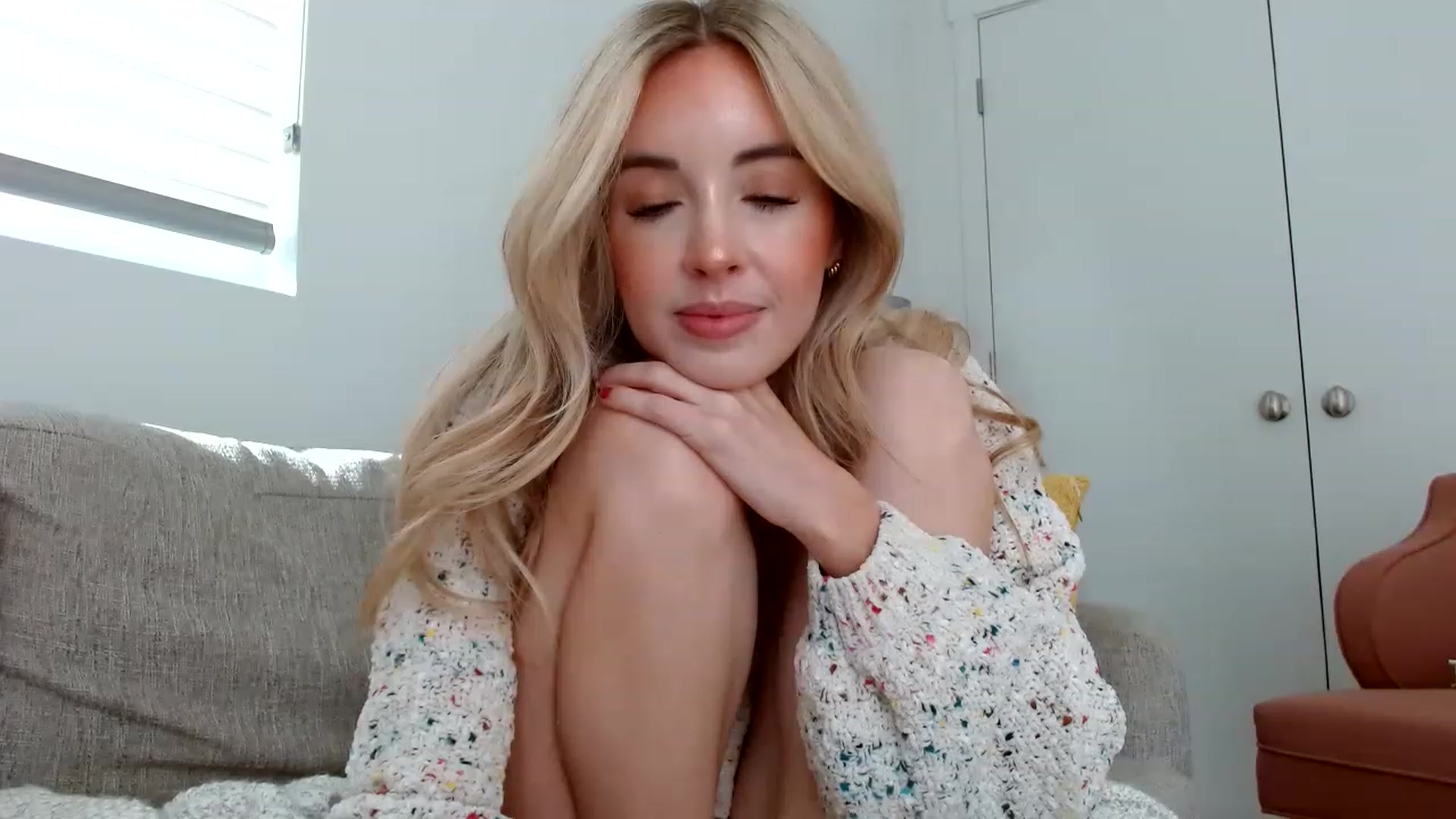 Gallery image thumbnail from Vegansoda's myfreecams stream on, 05/17/2023, 24:03 image 18 of 20