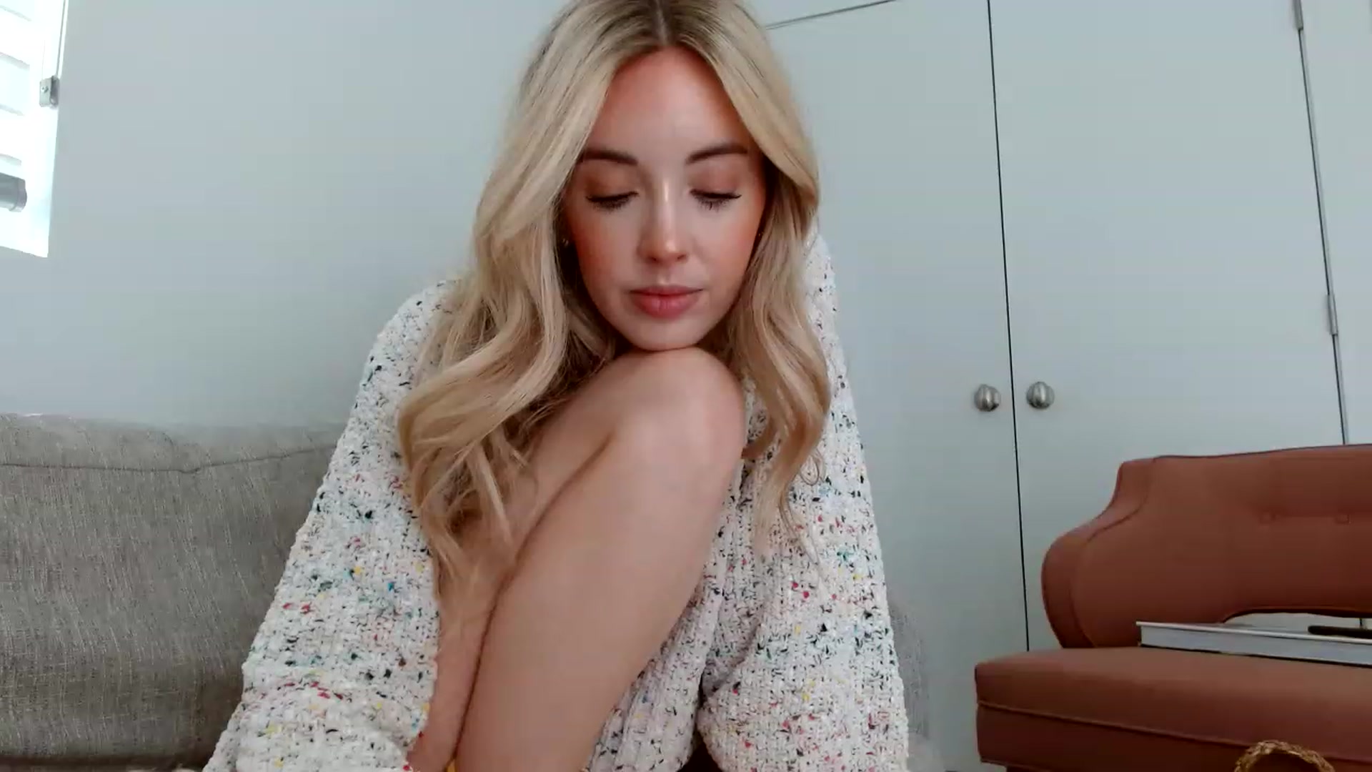 Gallery image thumbnail from Vegansoda's myfreecams stream on, 05/17/2023, 24:03 image 15 of 20