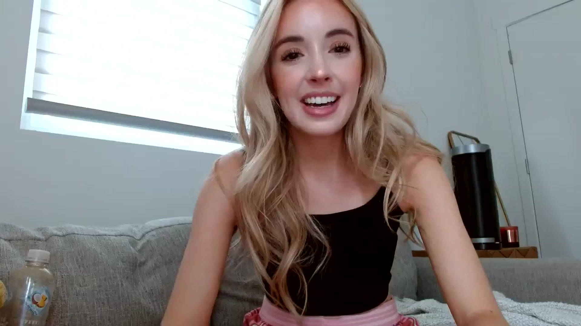Gallery image thumbnail from Vegansoda's myfreecams stream on, 05/17/2023, 22:31 image 4 of 20