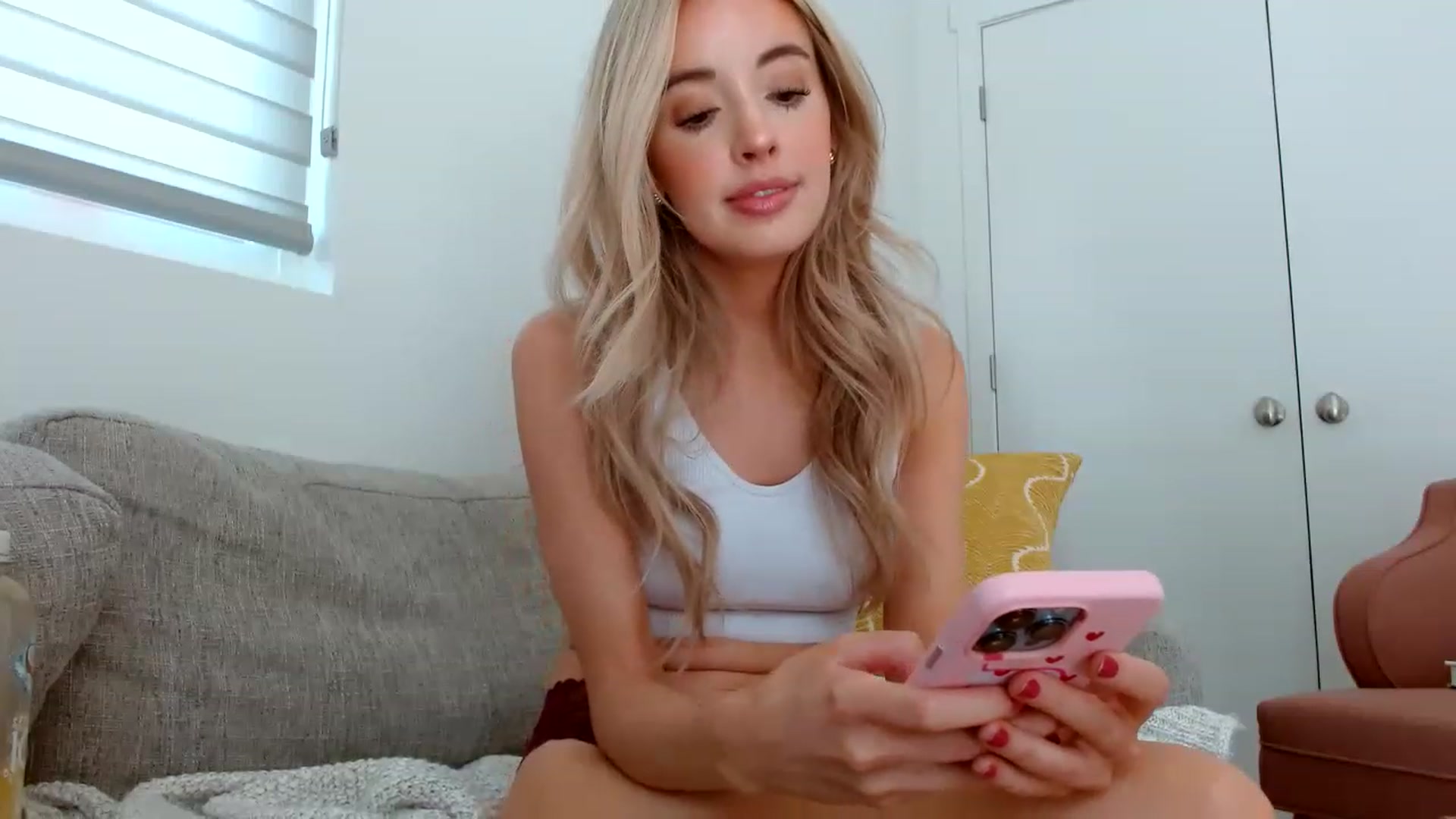 Gallery image thumbnail from Vegansoda's myfreecams stream on, 05/21/2023, 21:58 image 15 of 20
